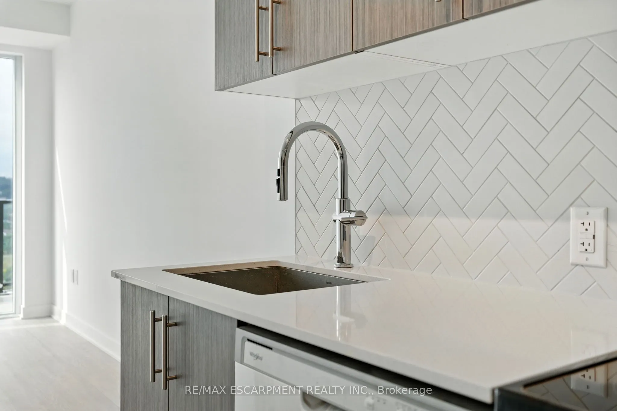 2782 Barton Street E, #1605