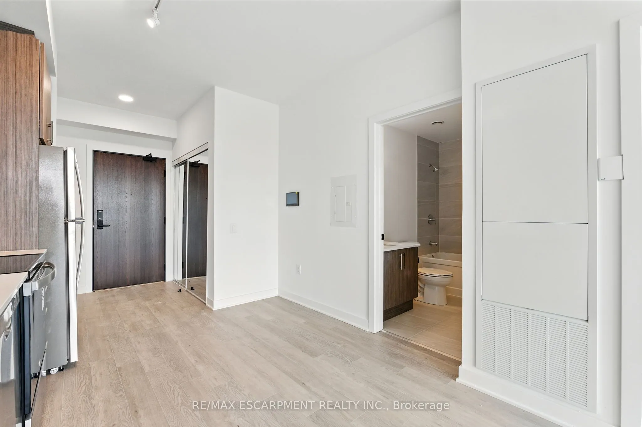 2782 Barton Street E, #1605