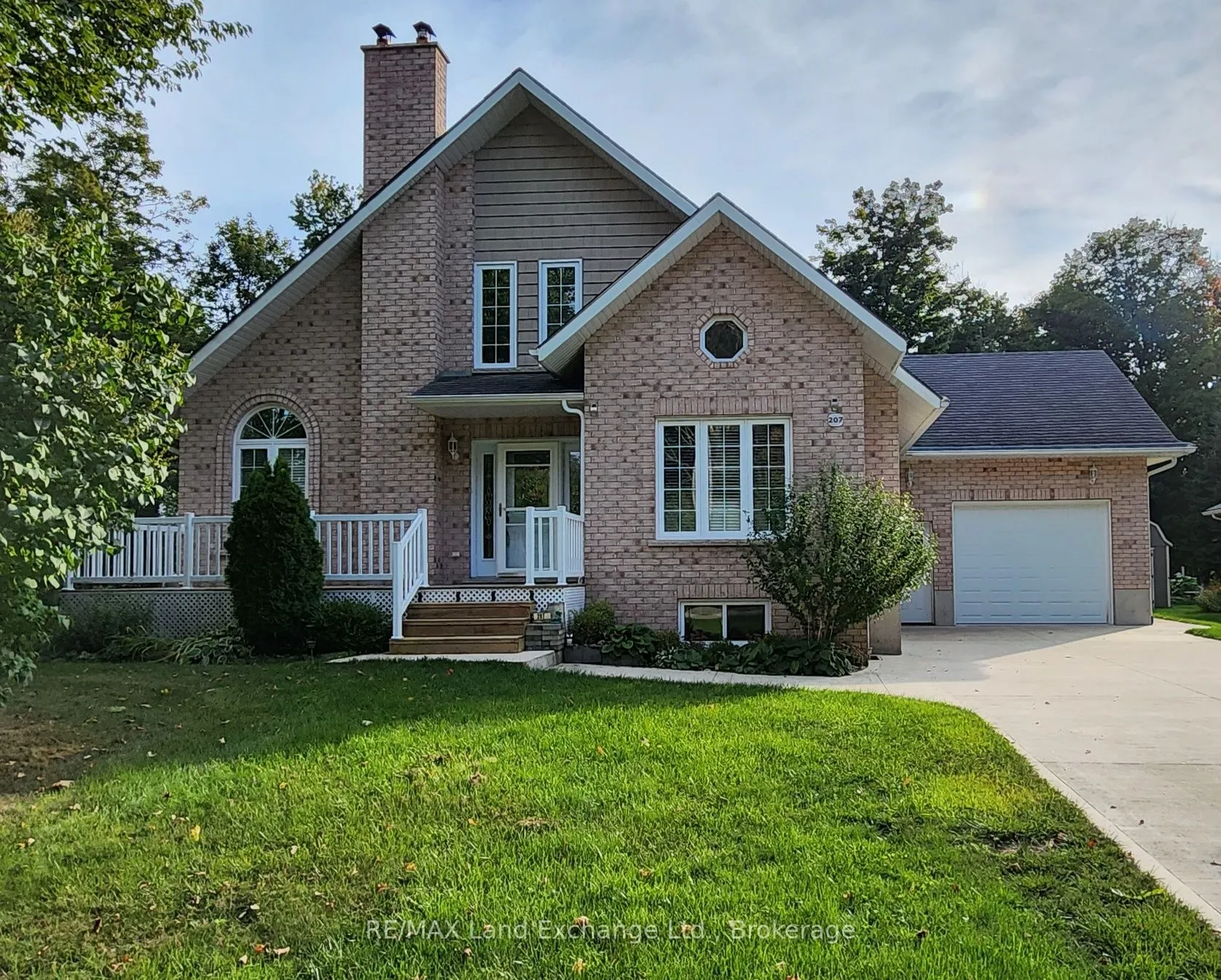 207 Birch Crescent W