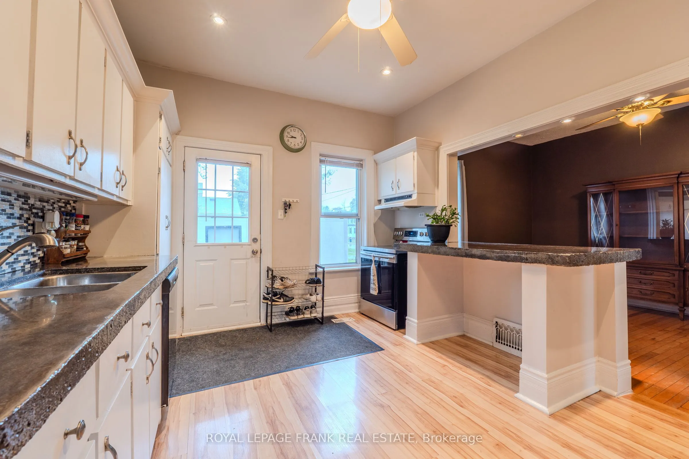 7 Durham Street W