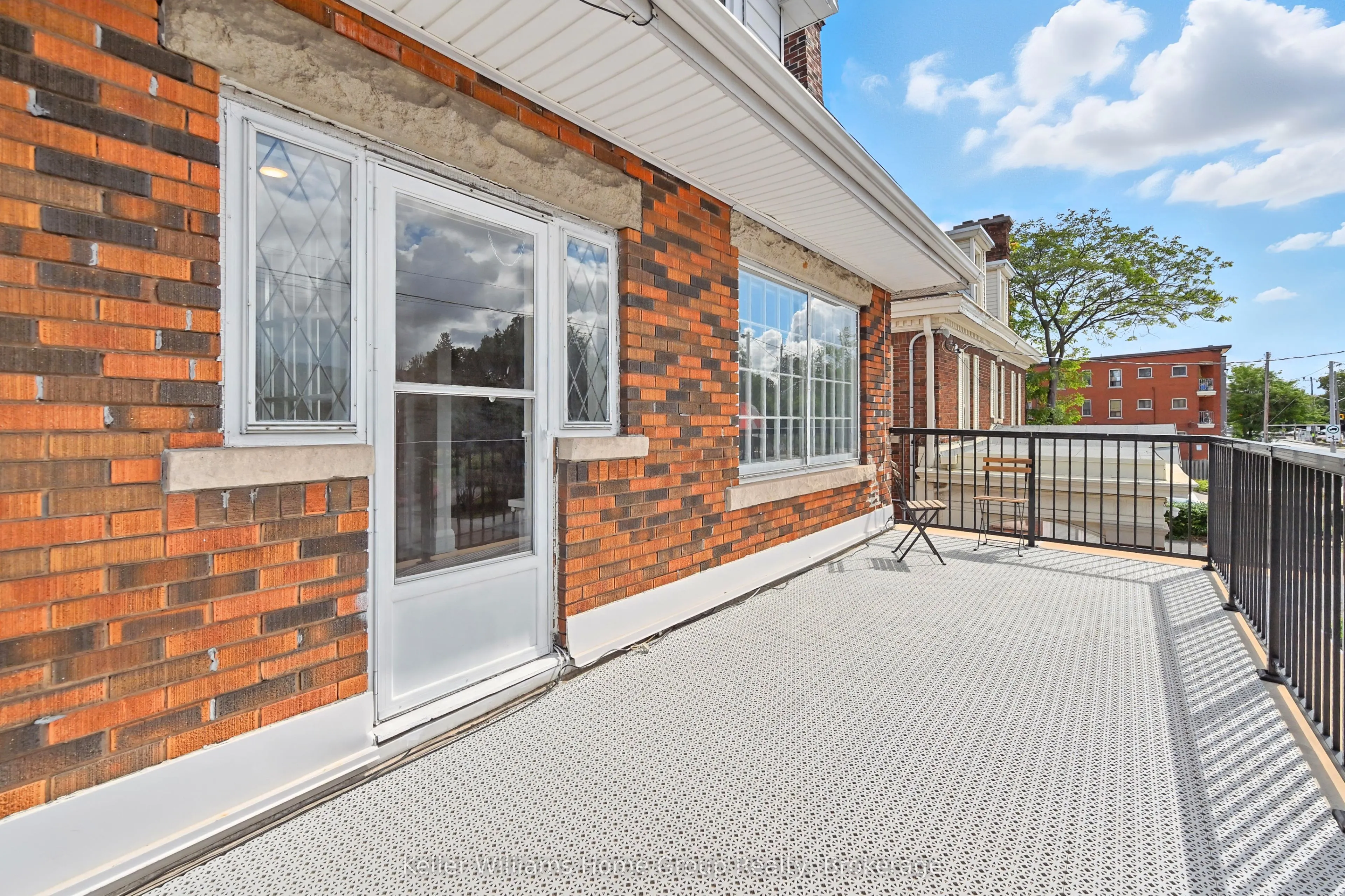 1047 Main Street E