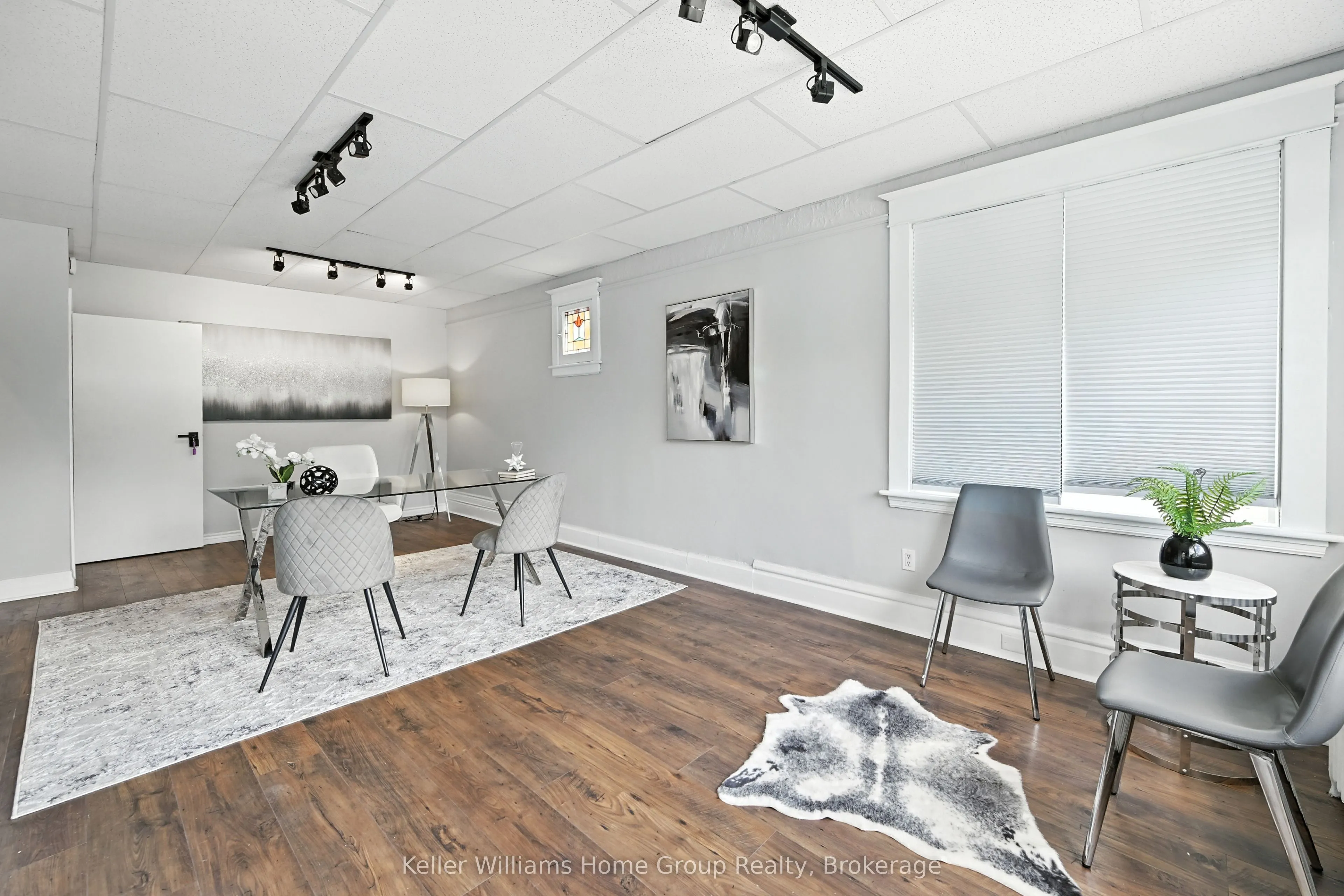 1047 Main Street E