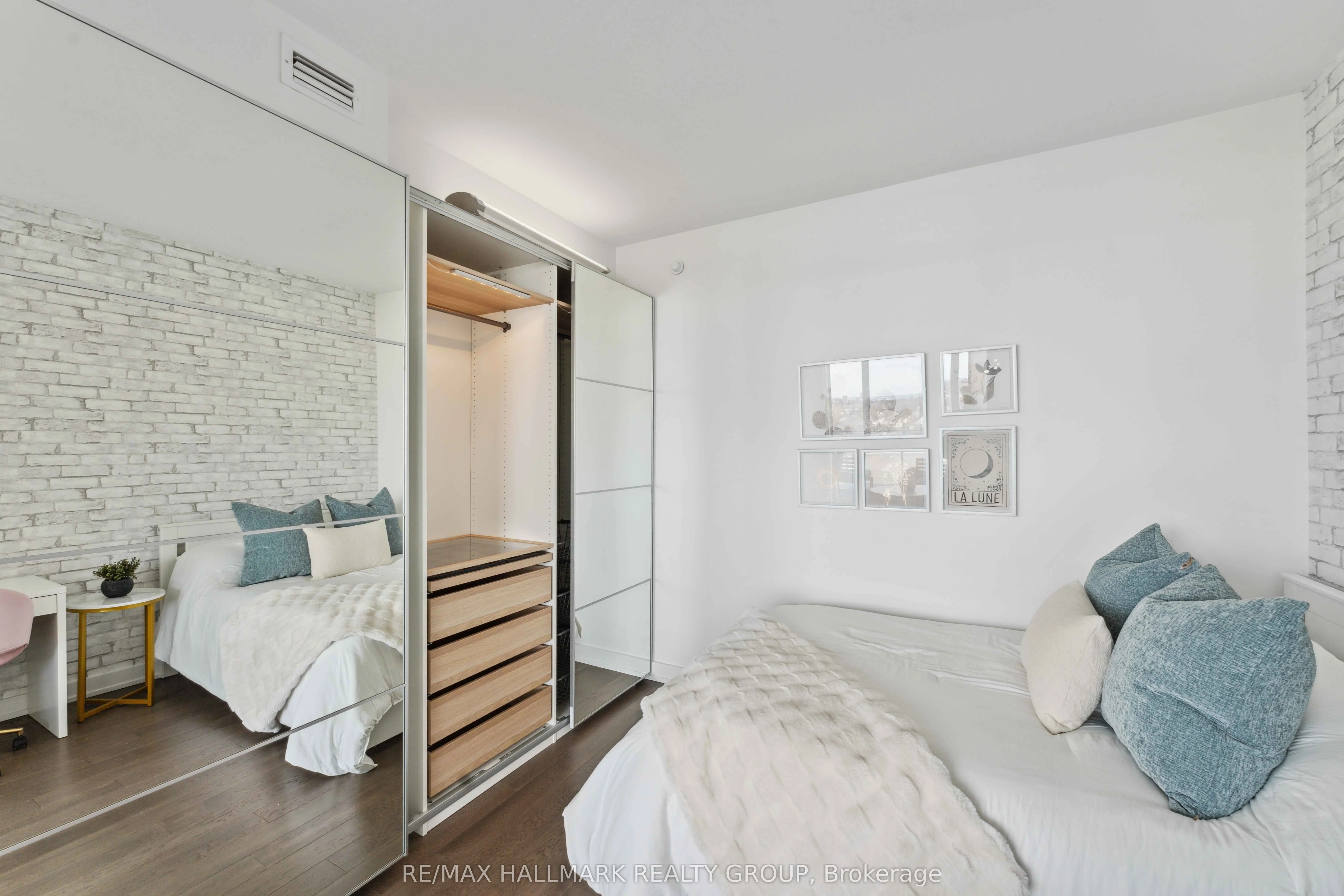 111 Champagne Avenue S, #1602