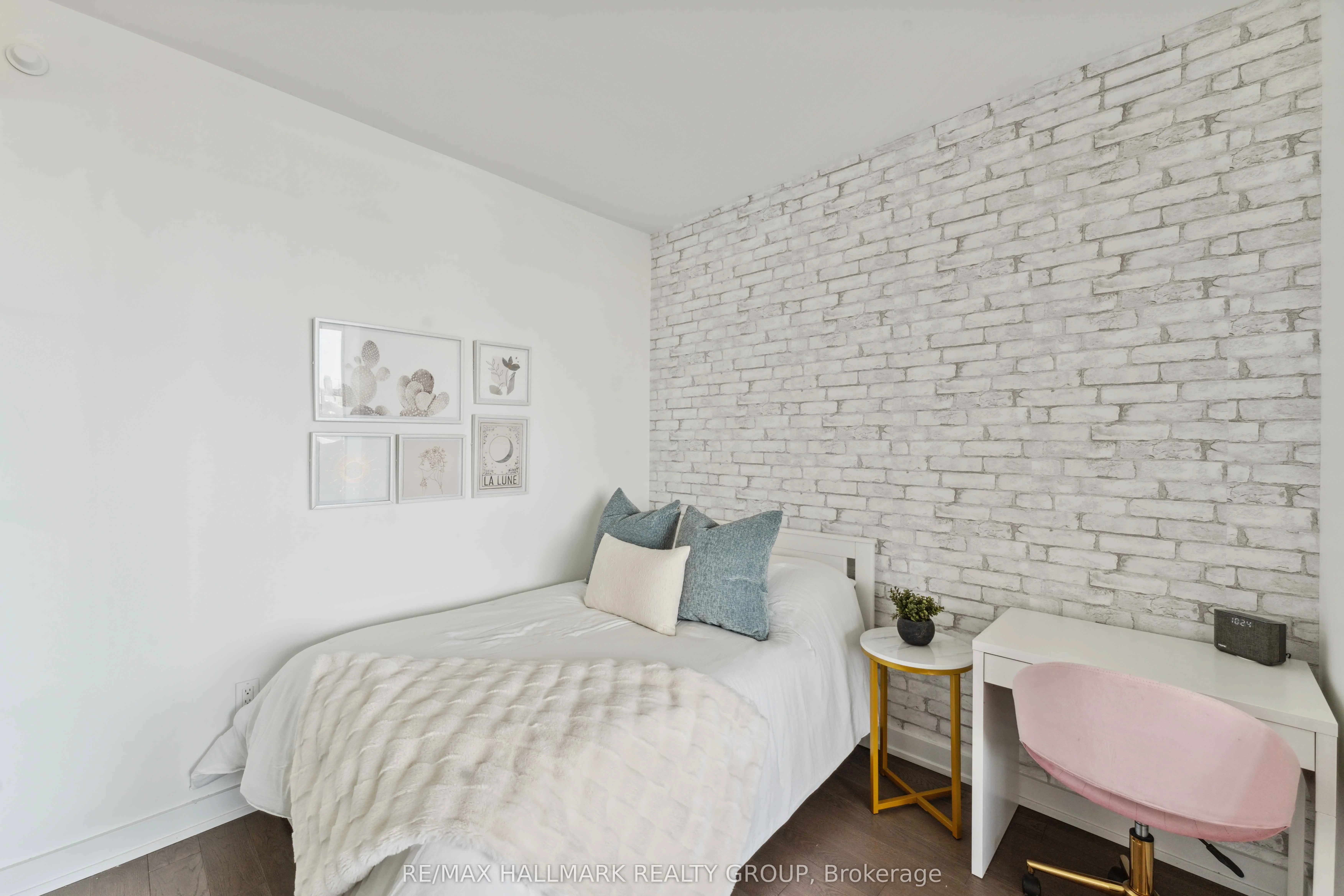 111 Champagne Avenue S, #1602