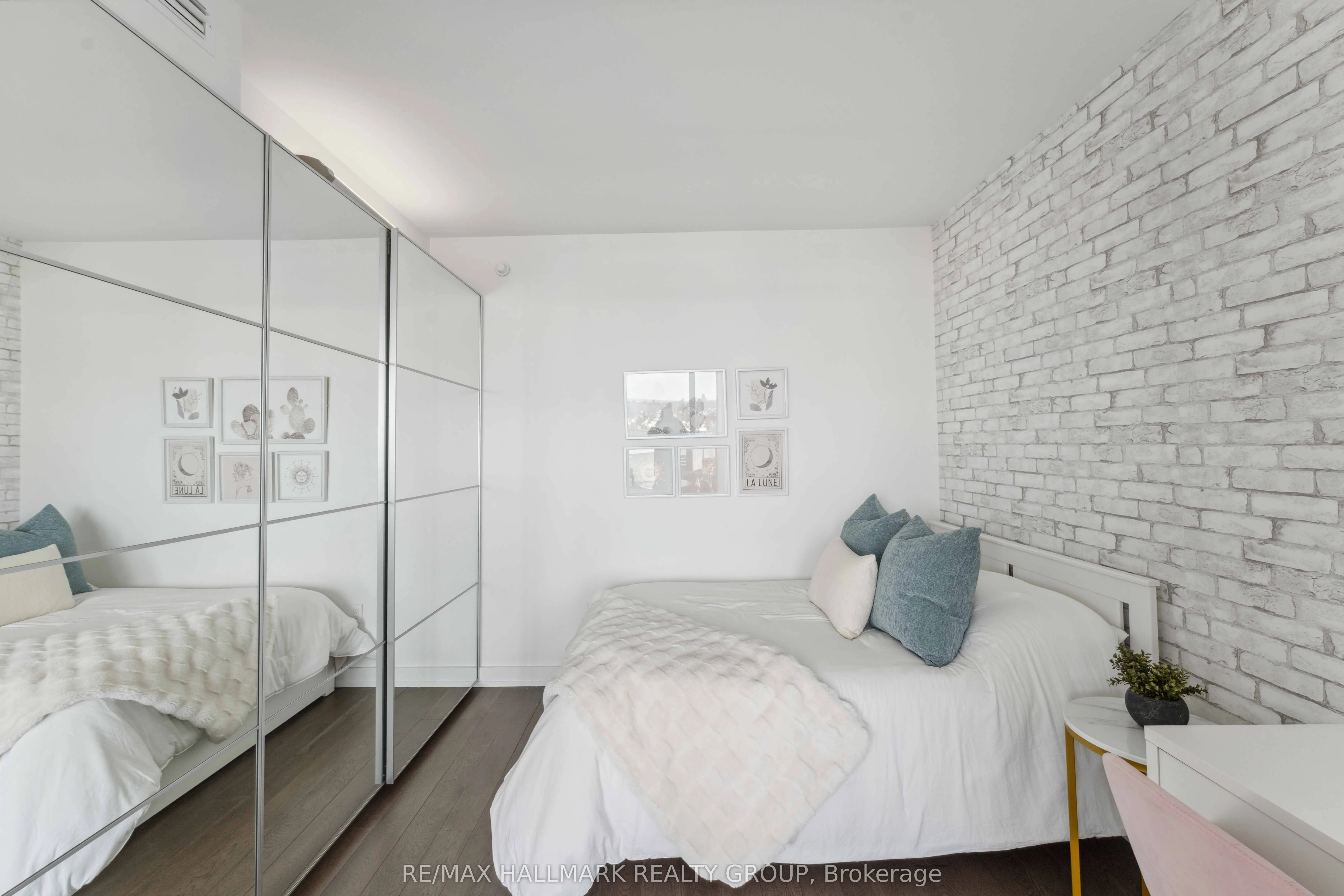 111 Champagne Avenue S, #1602
