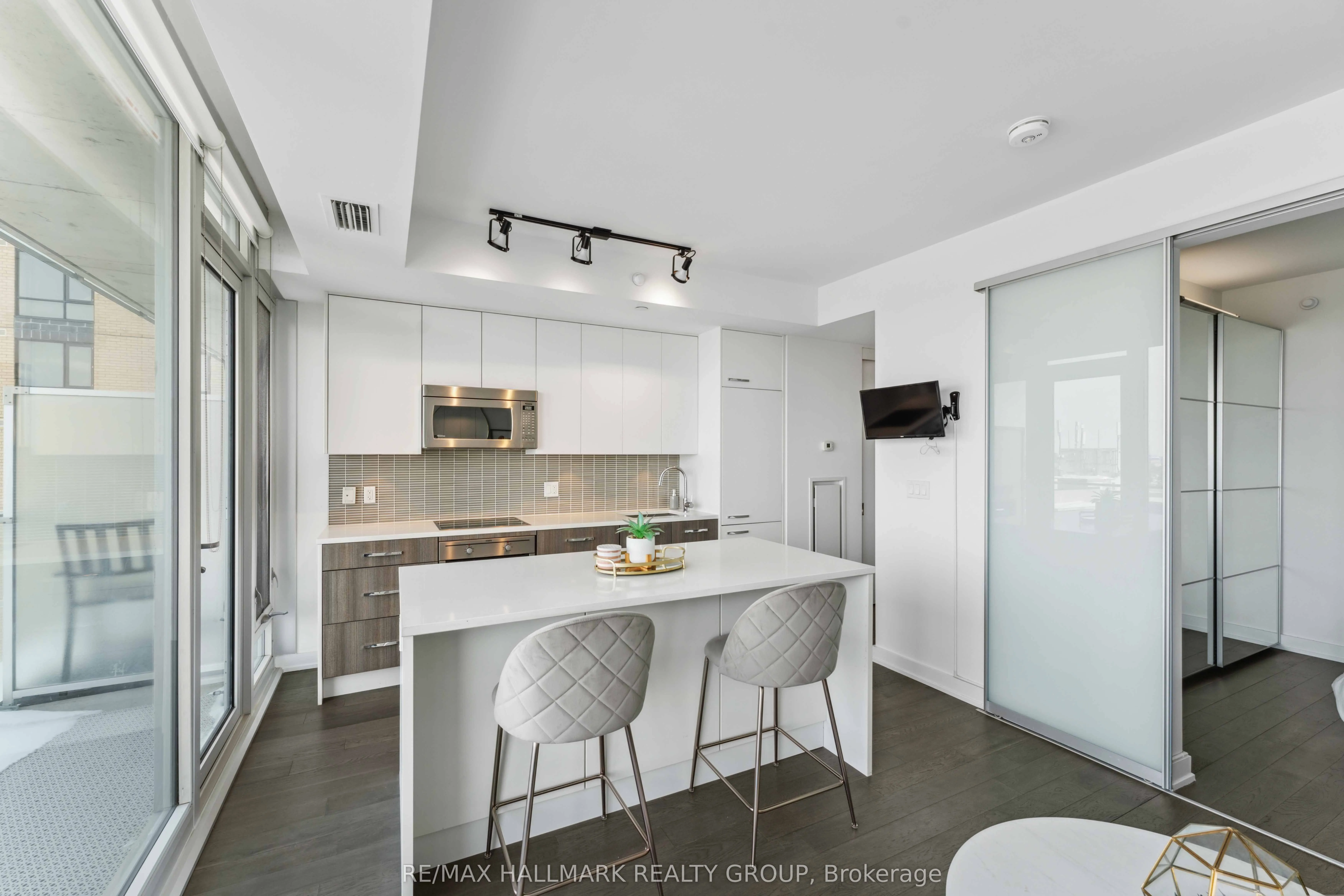 111 Champagne Avenue S, #1602