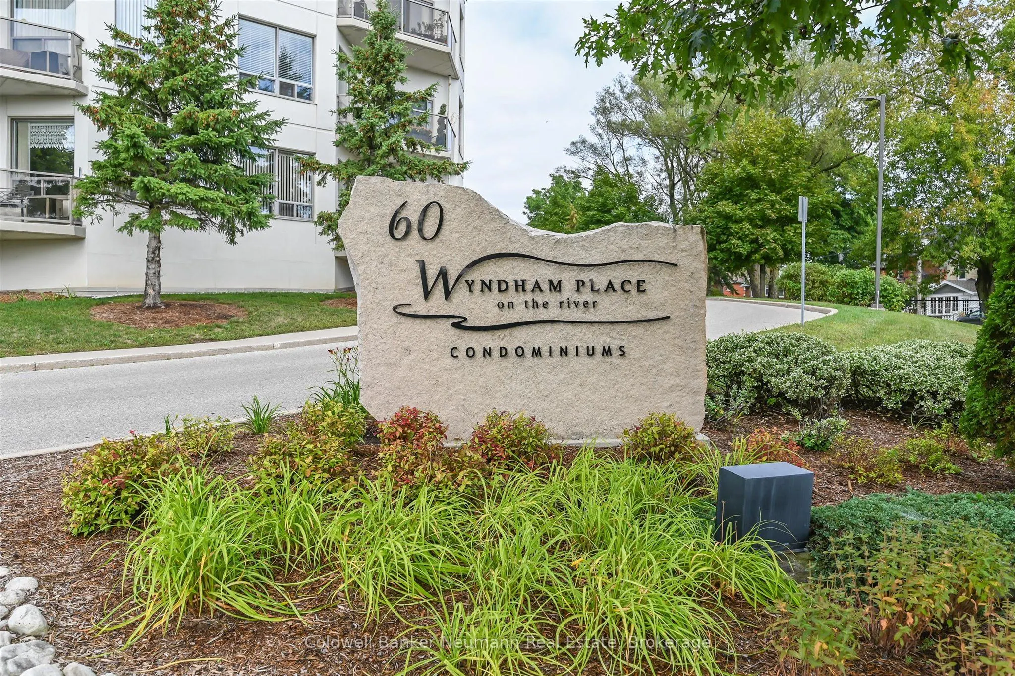 60 Wyndham Street S, #206