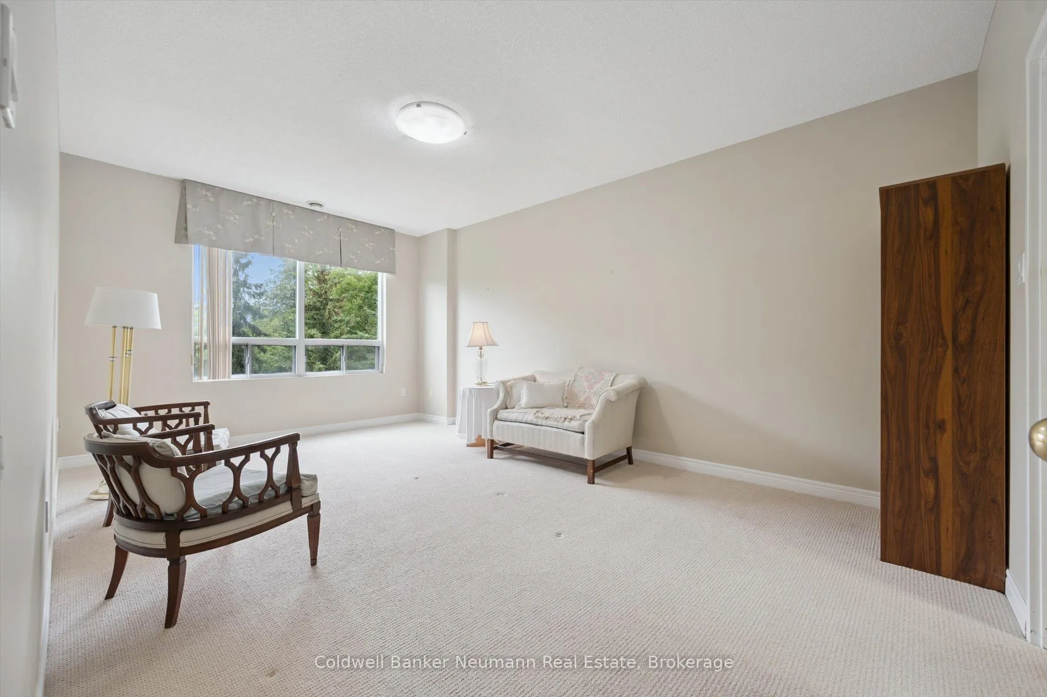 60 Wyndham Street S, #206