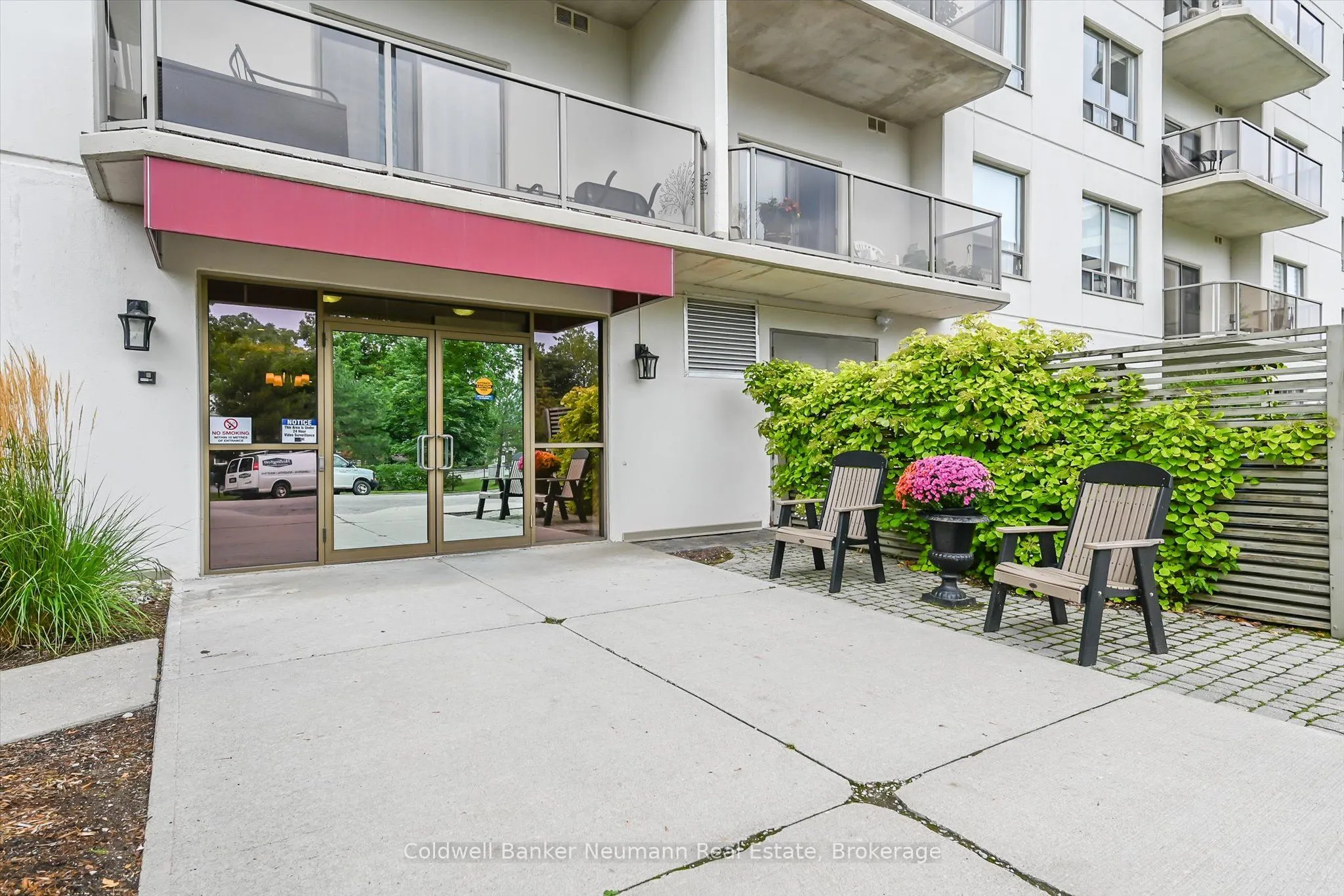 60 Wyndham Street S, #206