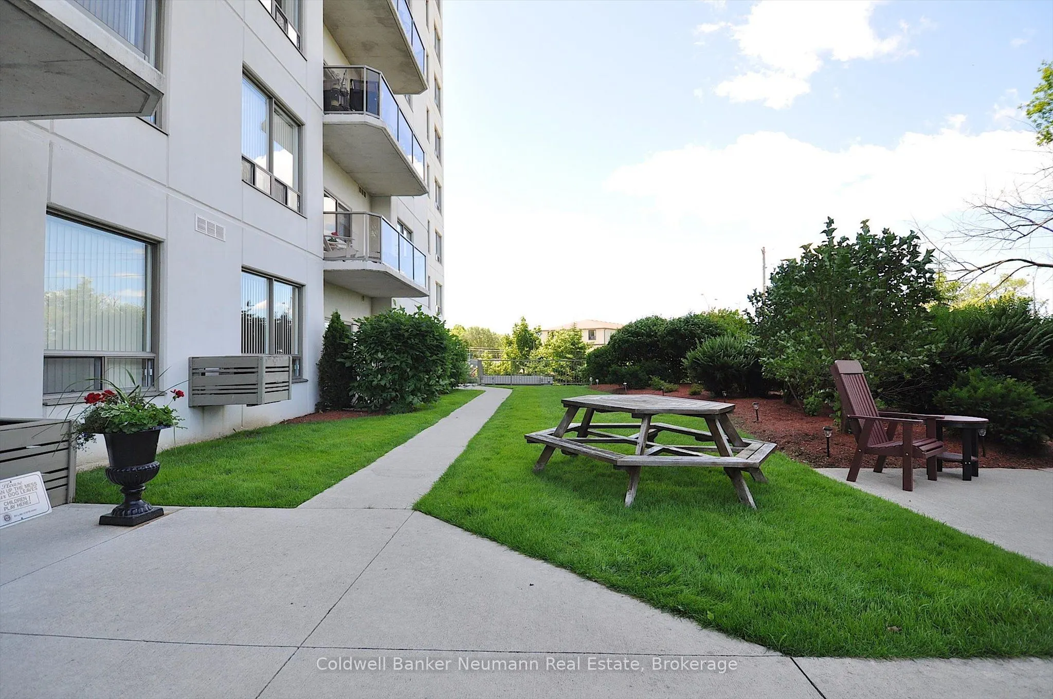 60 Wyndham Street S, #206