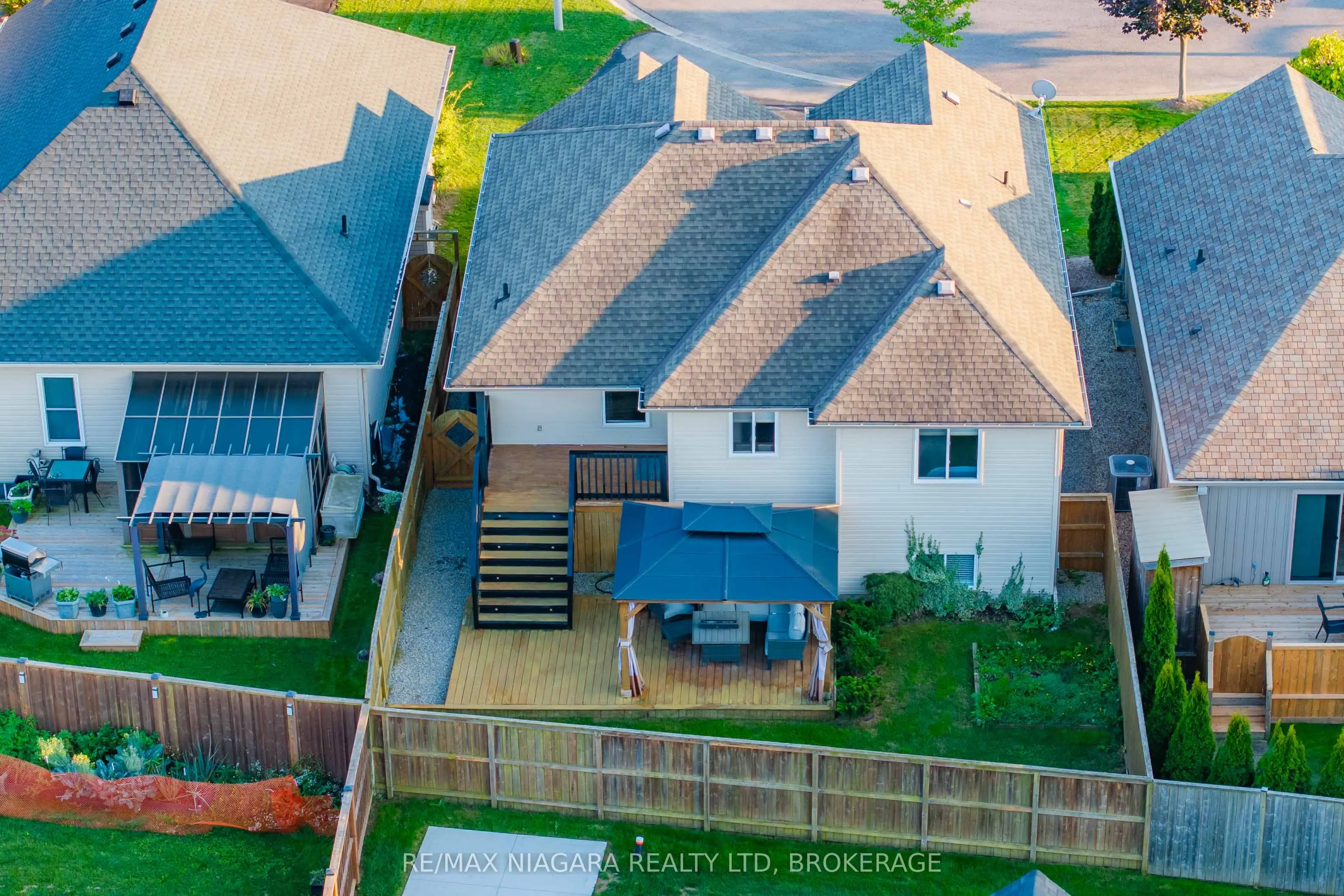 22 HENLEY Court