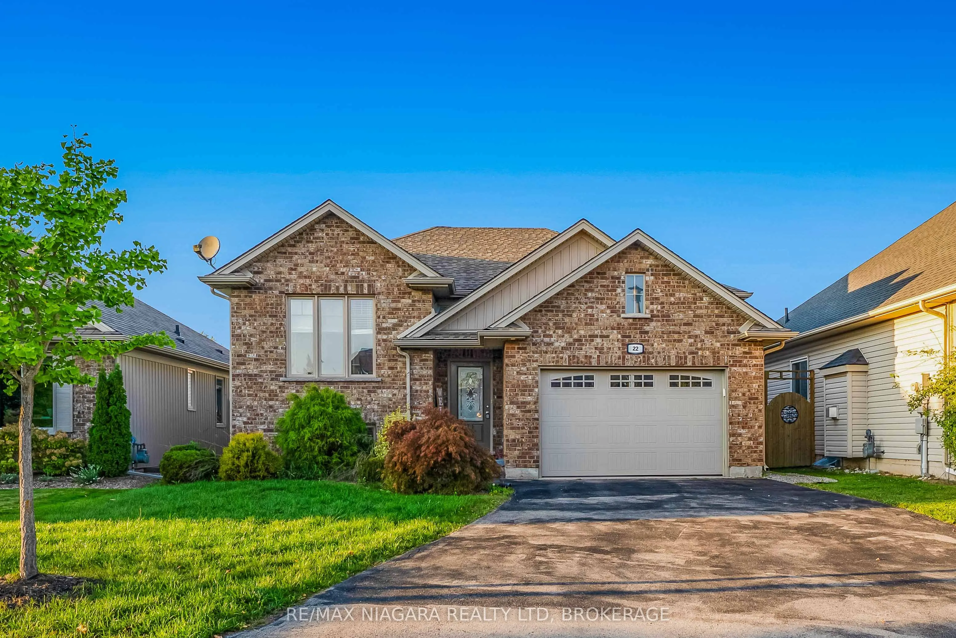 22 HENLEY Court