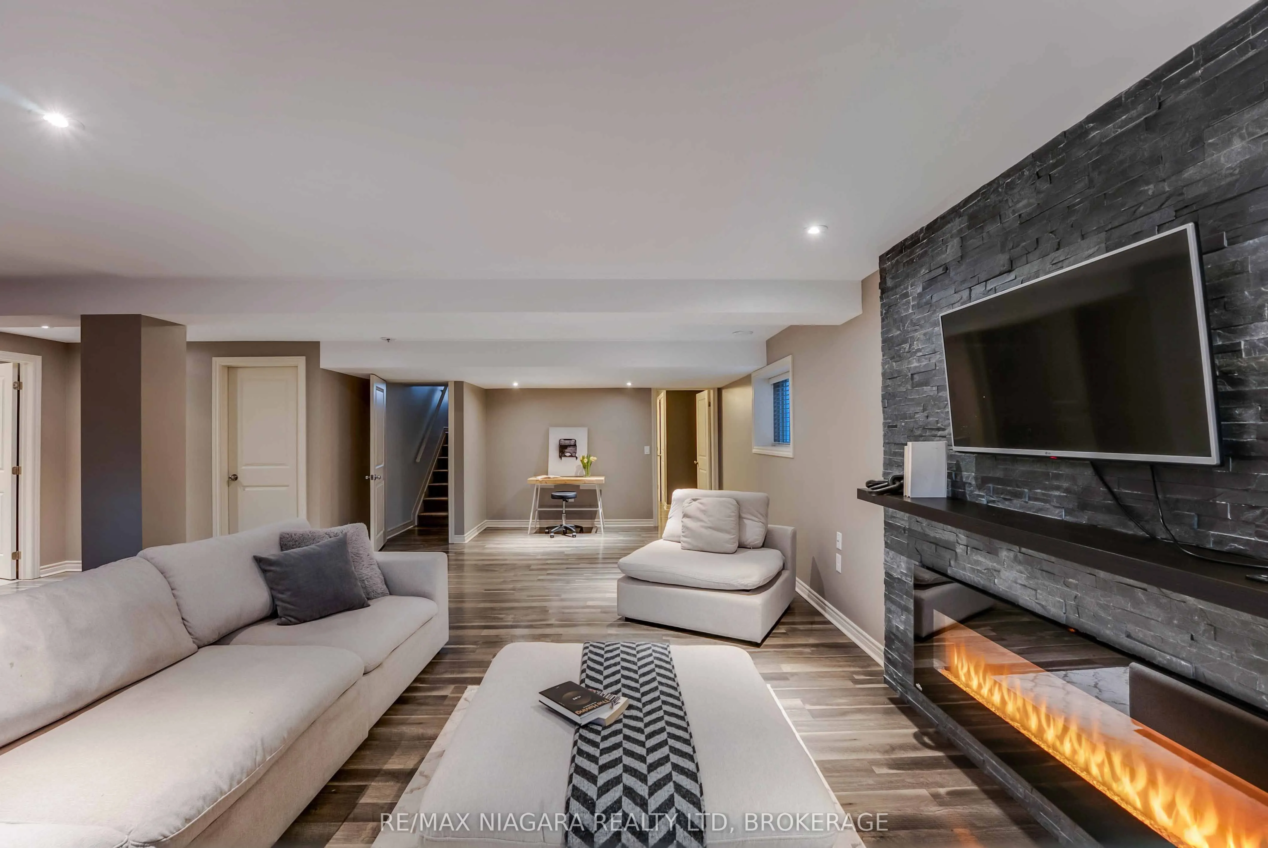 22 HENLEY Court
