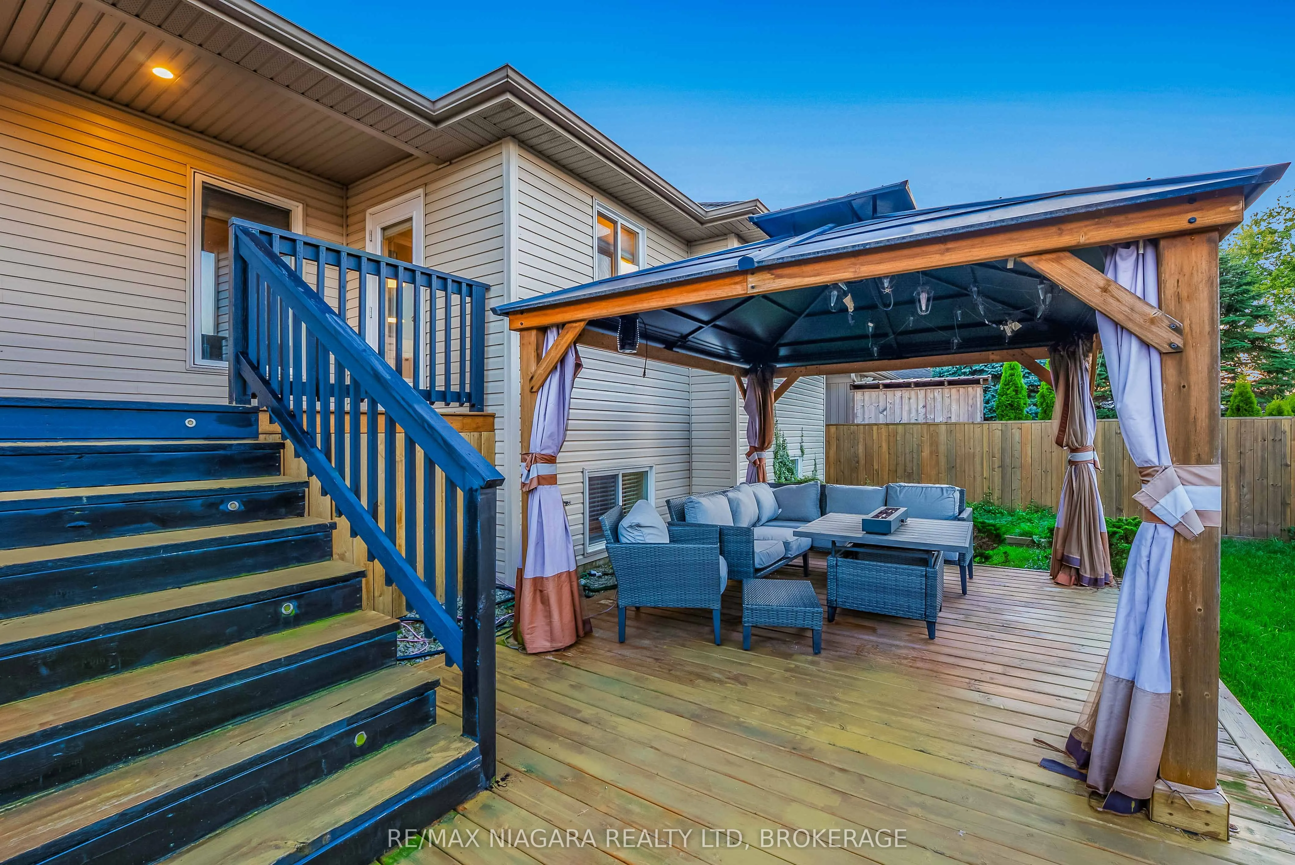 22 HENLEY Court