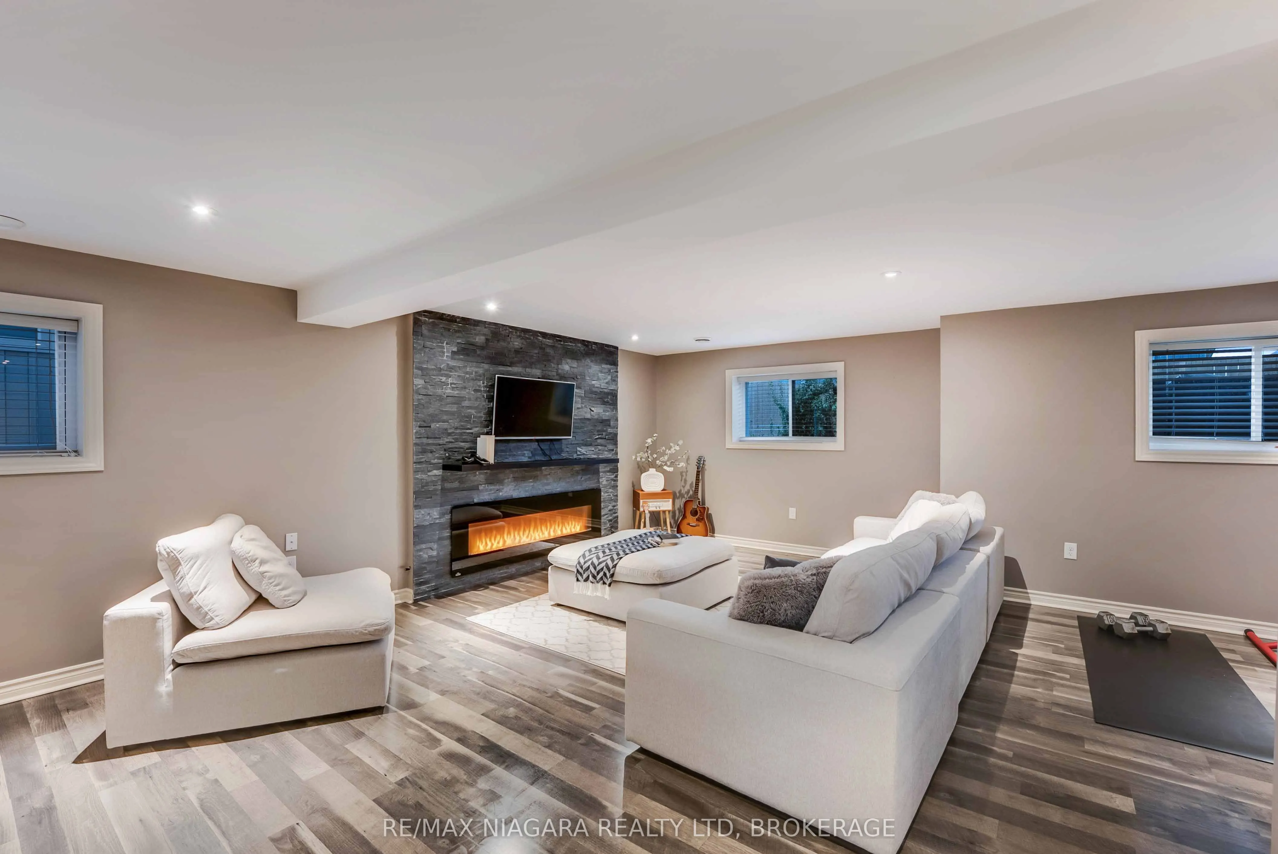 22 HENLEY Court