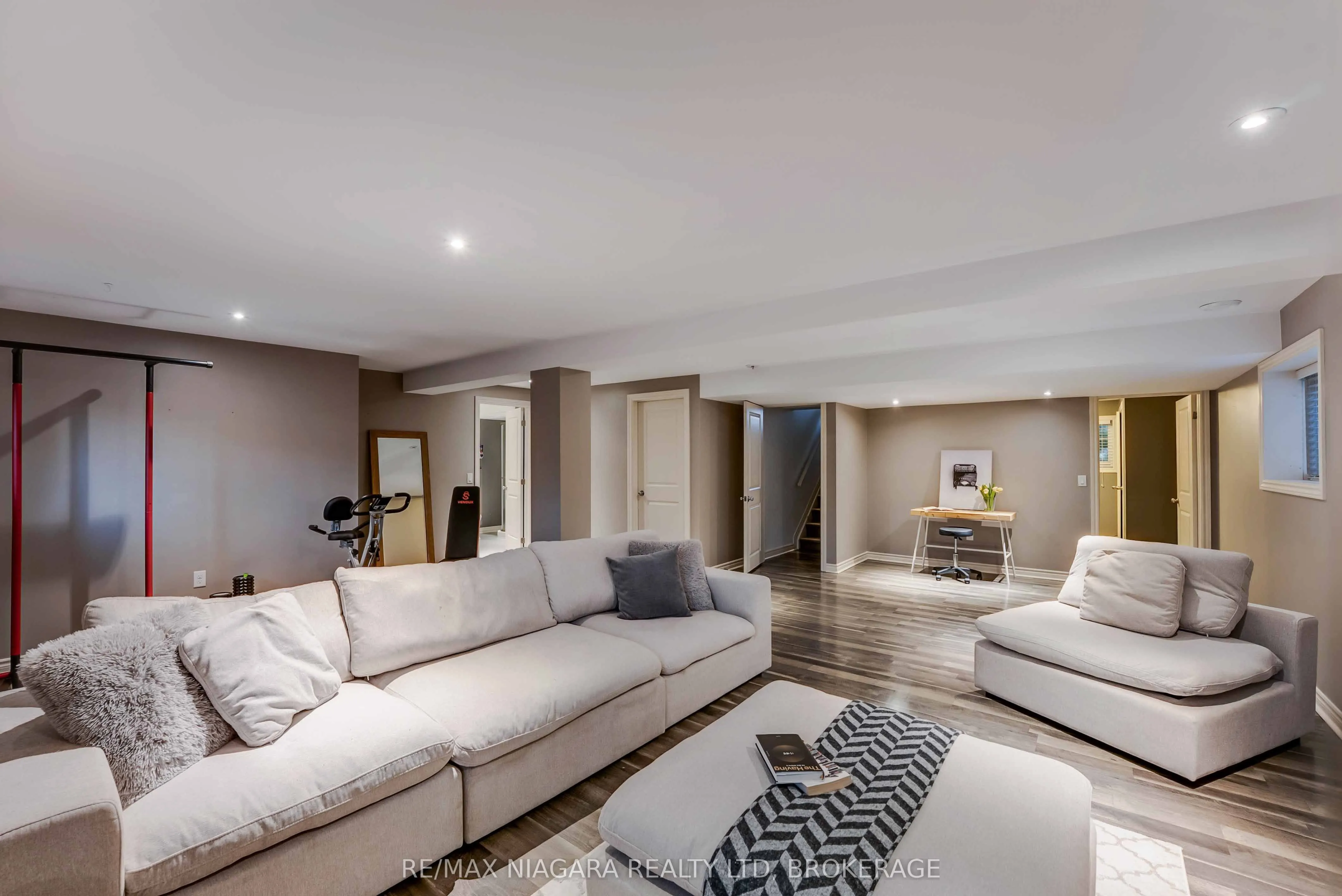 22 HENLEY Court