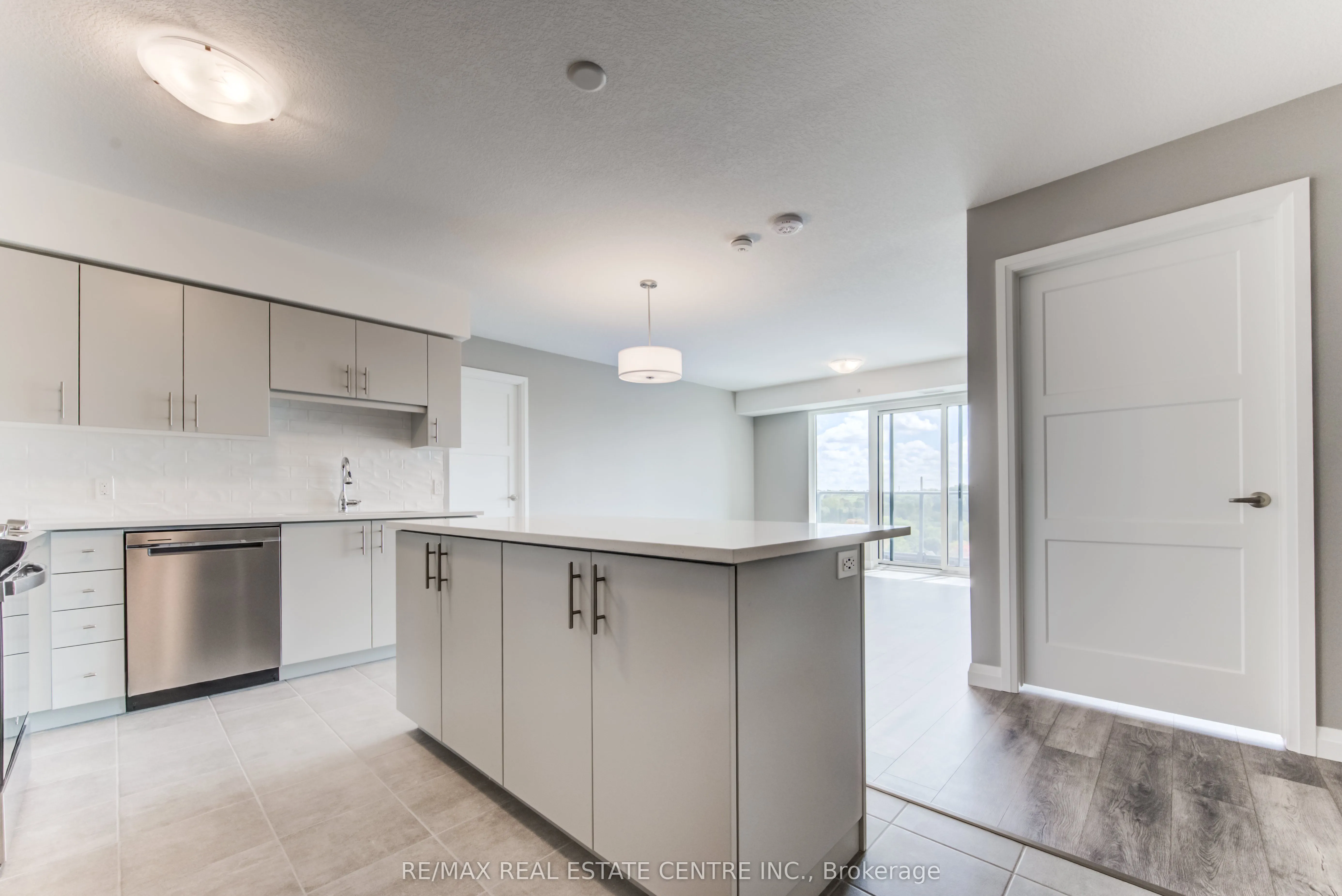 93 Arthur Street S, #1001