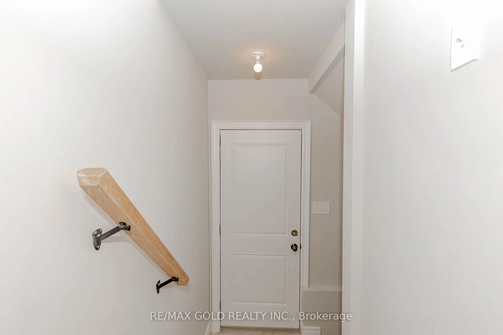 61 Eleanor Avenue, #Upstairs