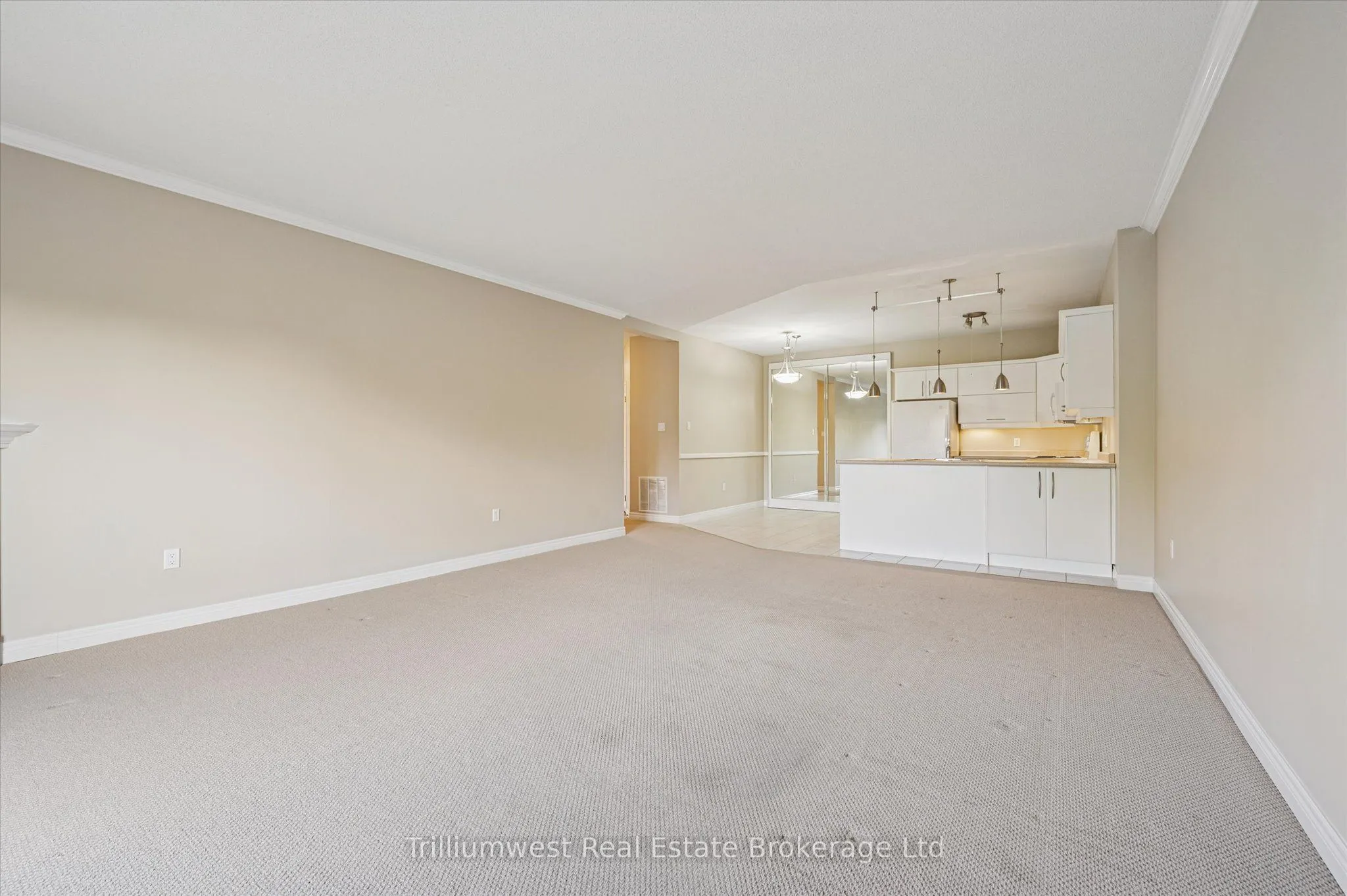60 Wyndham Street S, #304