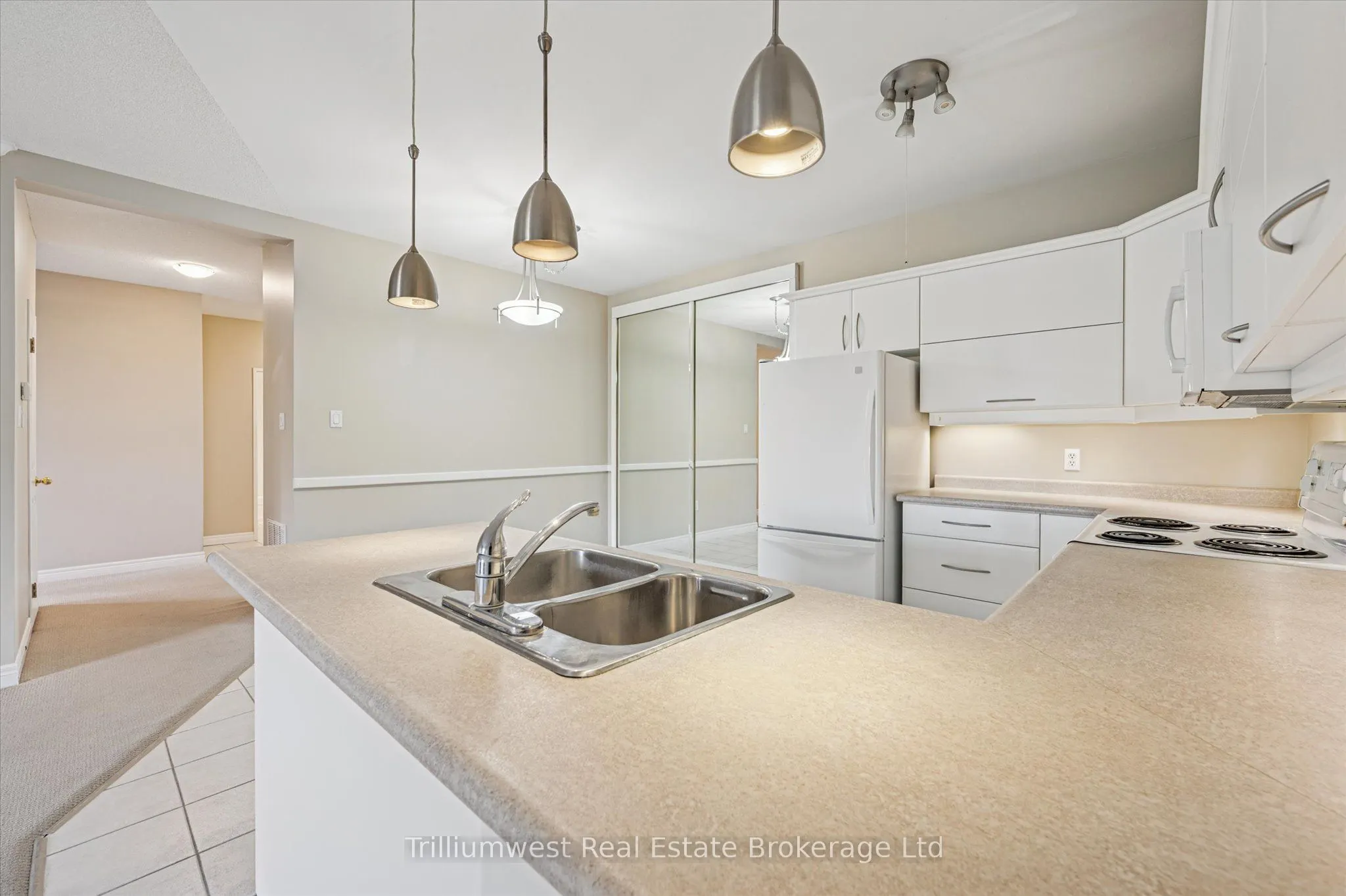 60 Wyndham Street S, #304