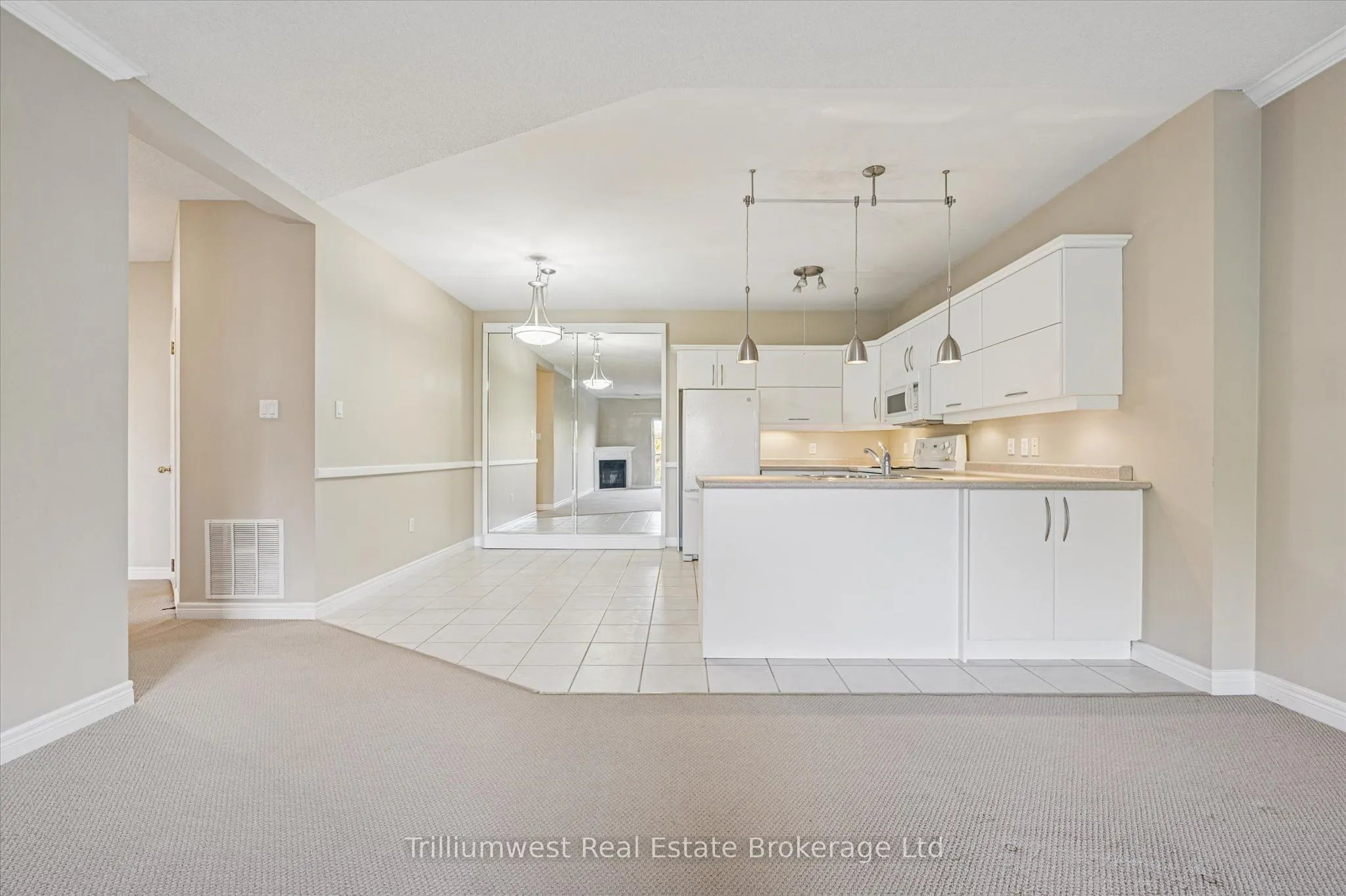 60 Wyndham Street S, #304