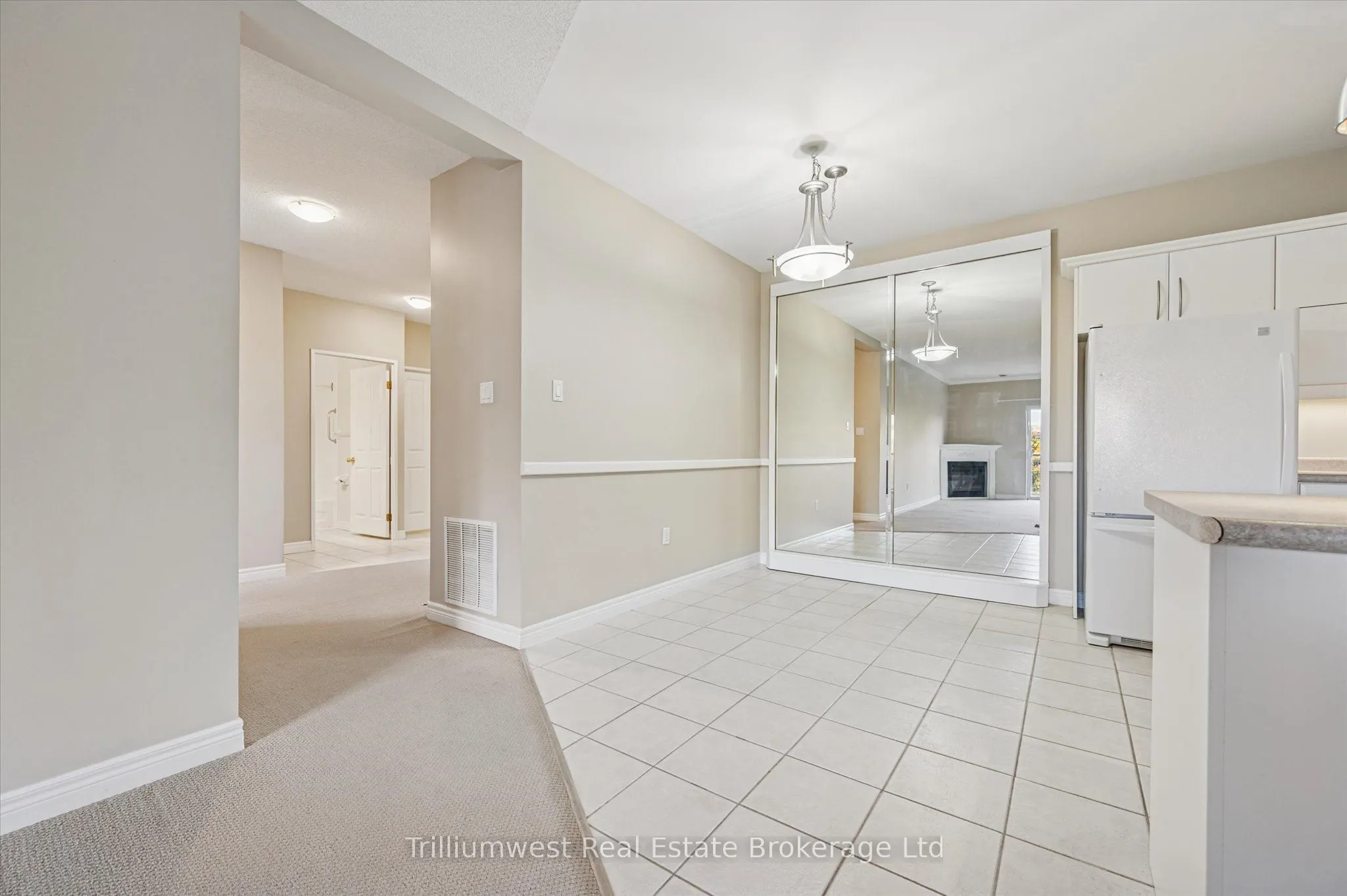 60 Wyndham Street S, #304
