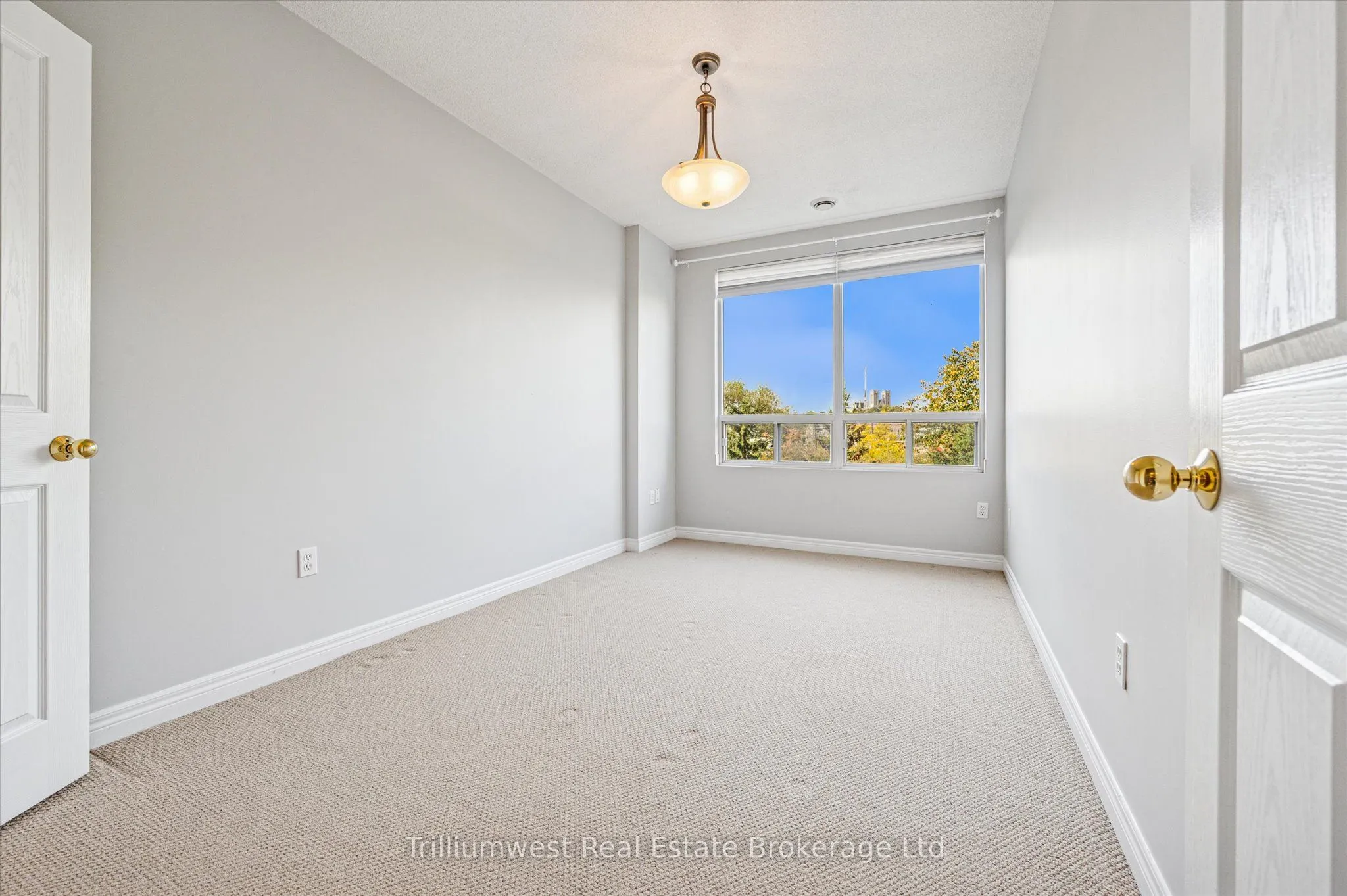 60 Wyndham Street S, #304