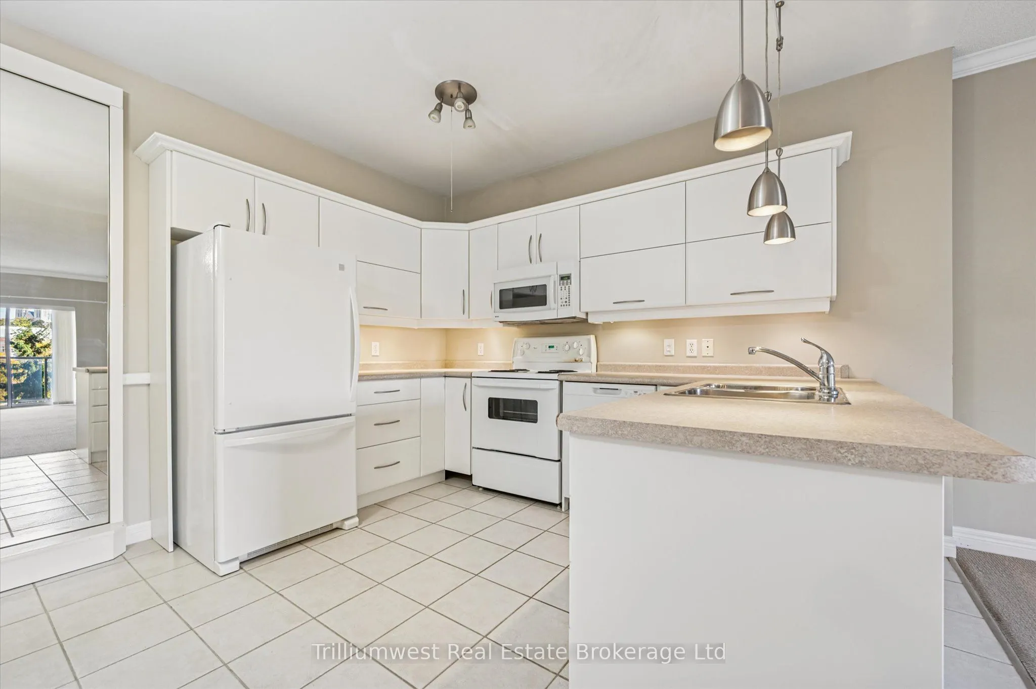 60 Wyndham Street S, #304