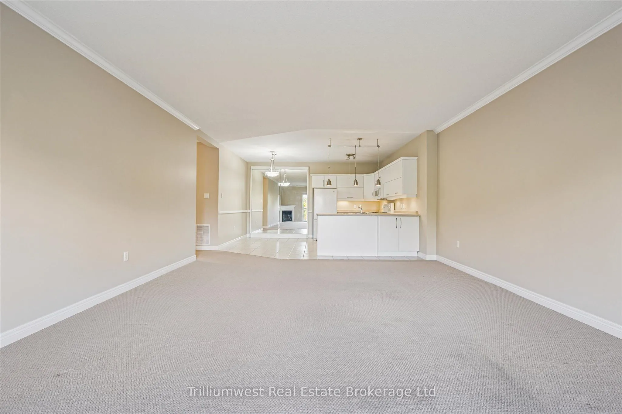 60 Wyndham Street S, #304