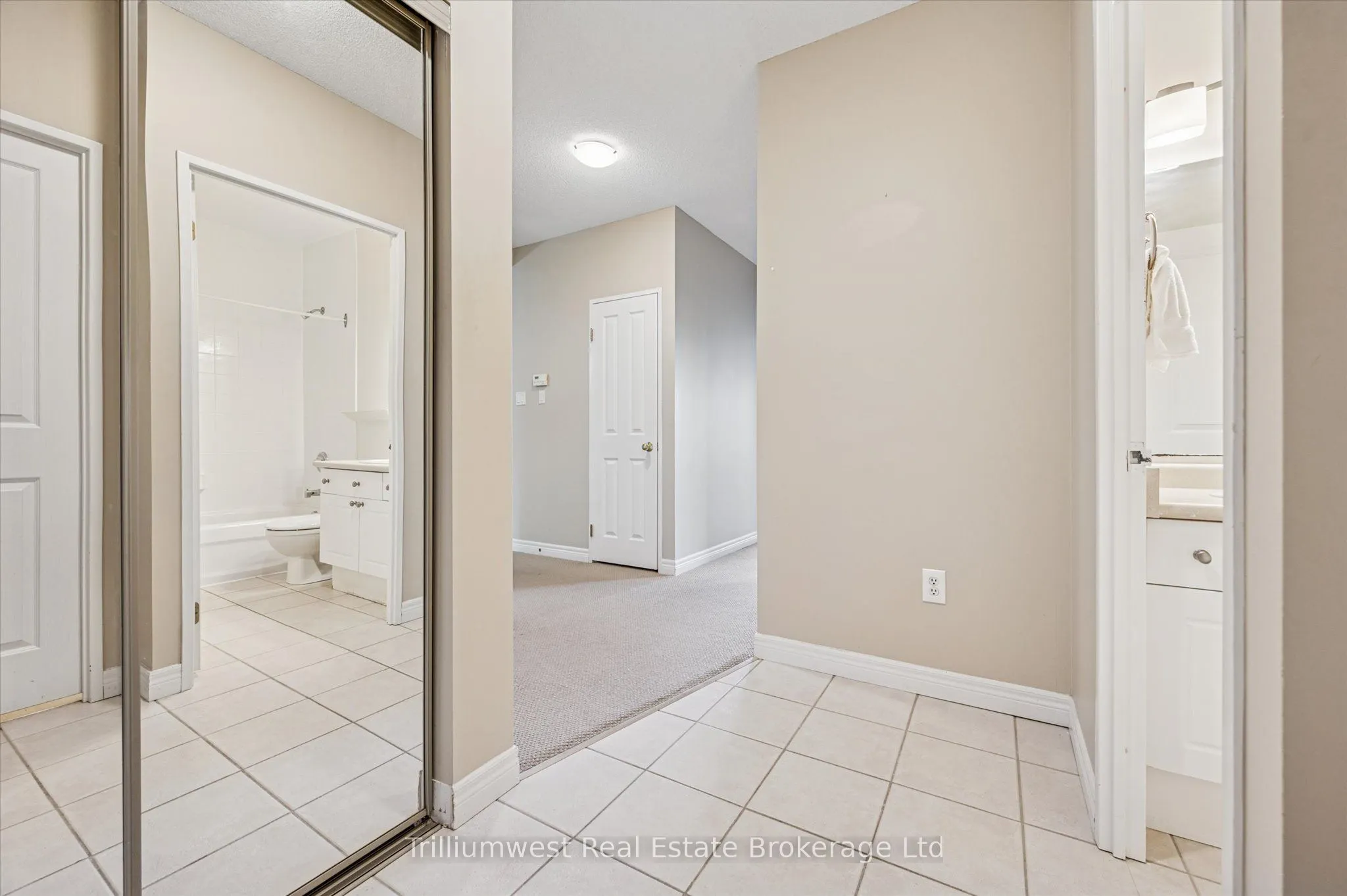 60 Wyndham Street S, #304