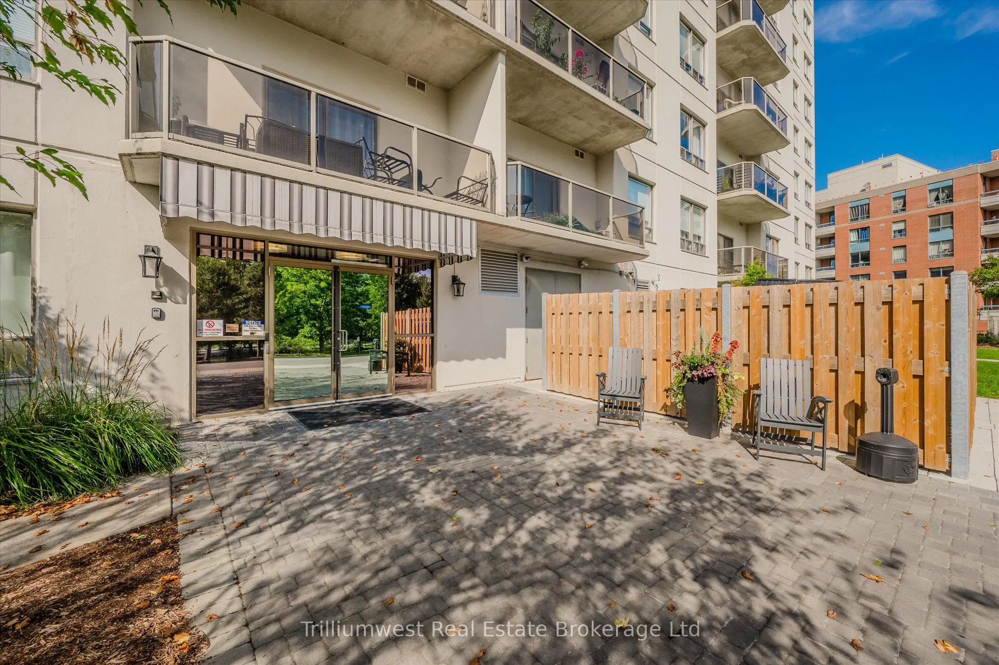 60 Wyndham Street S, #304