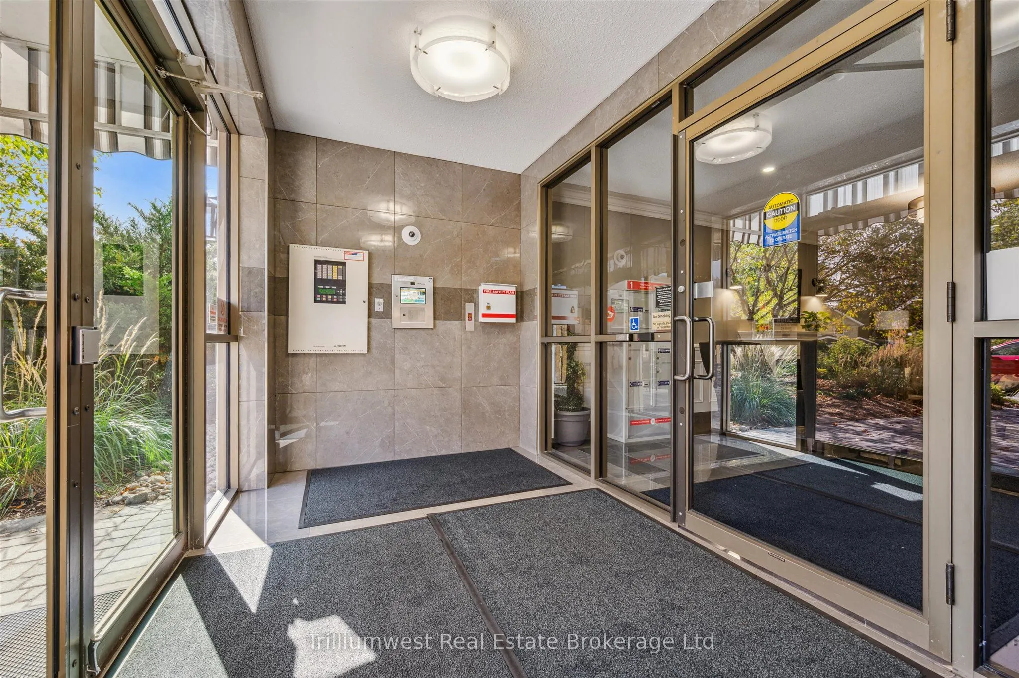 60 Wyndham Street S, #304