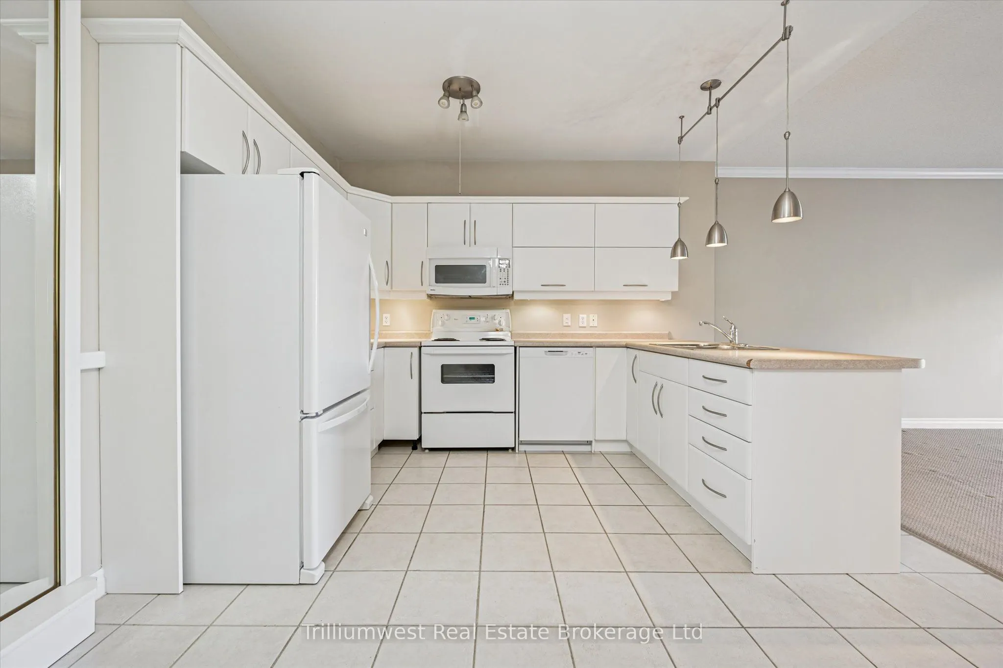 60 Wyndham Street S, #304