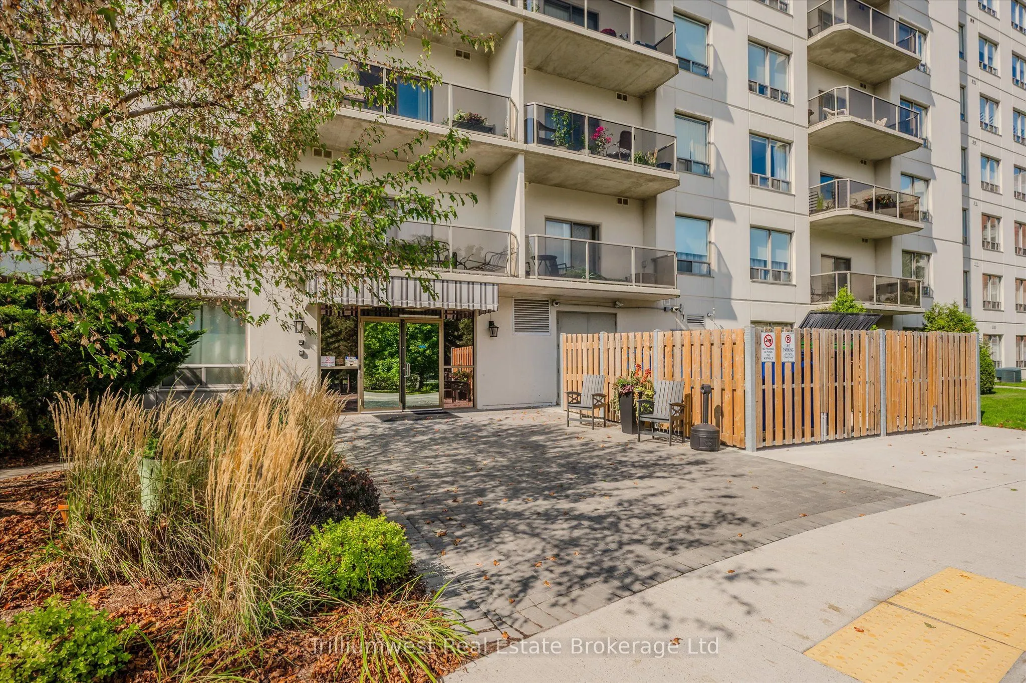 60 Wyndham Street S, #304