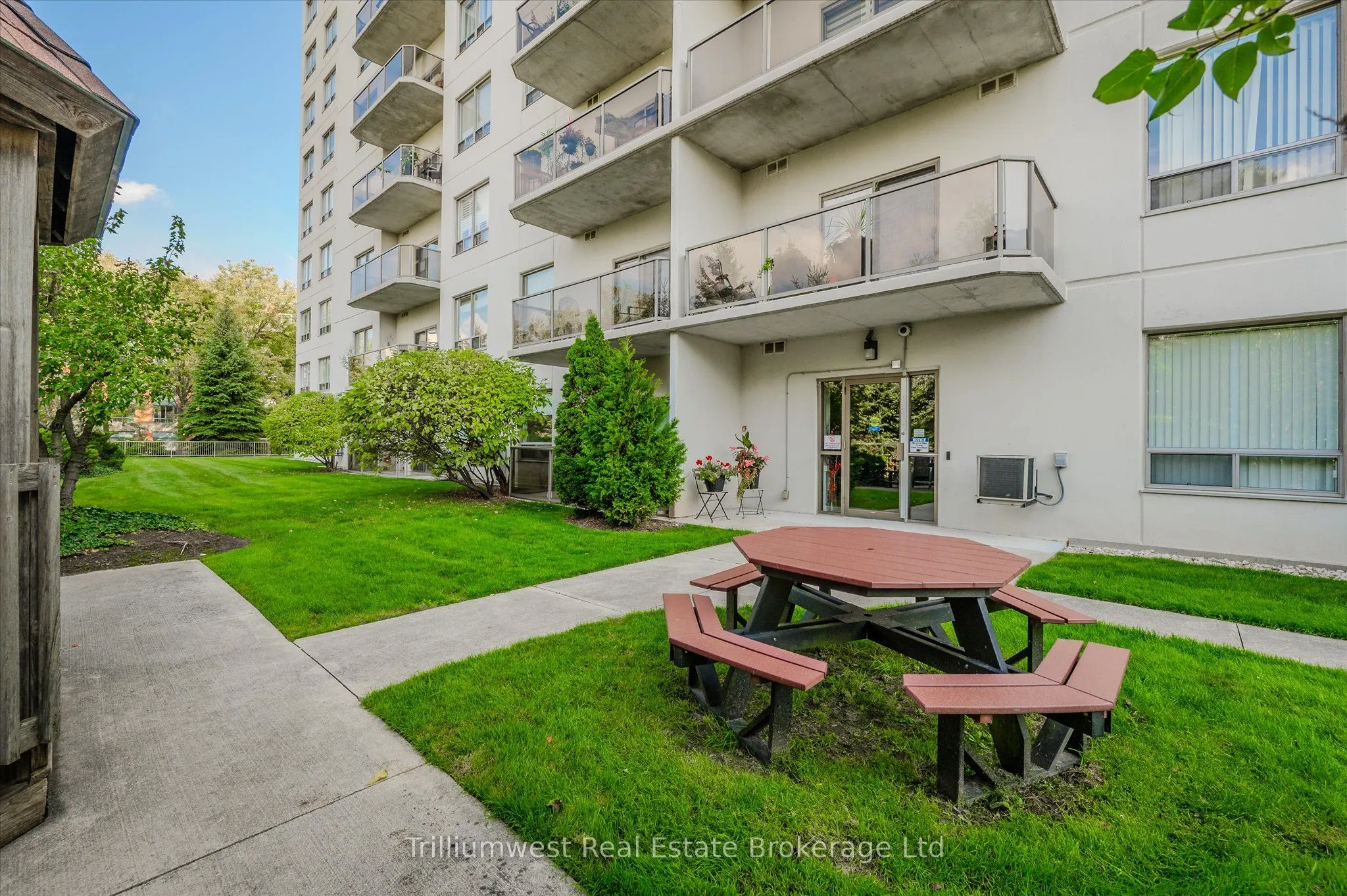60 Wyndham Street S, #304