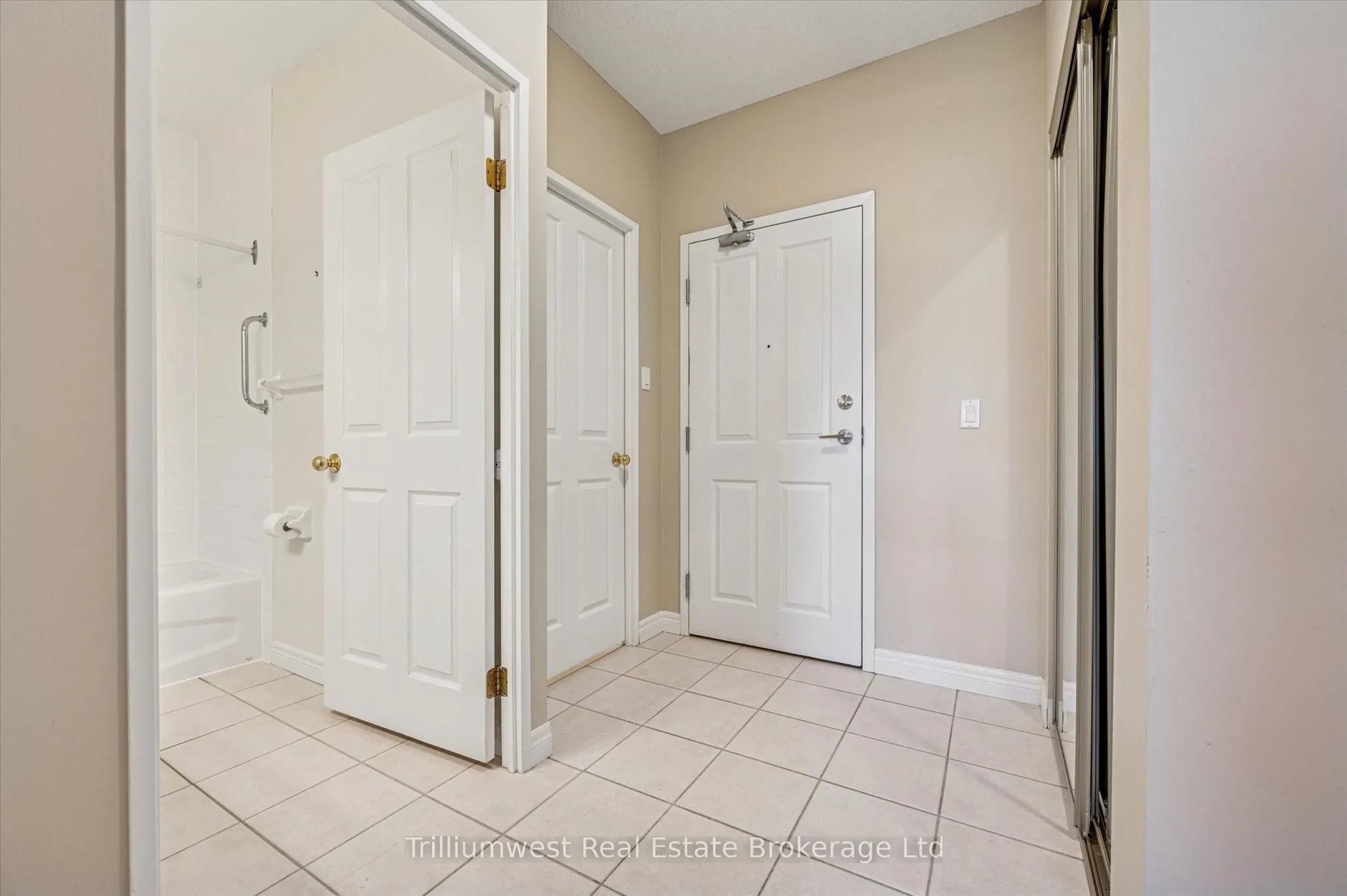 60 Wyndham Street S, #304