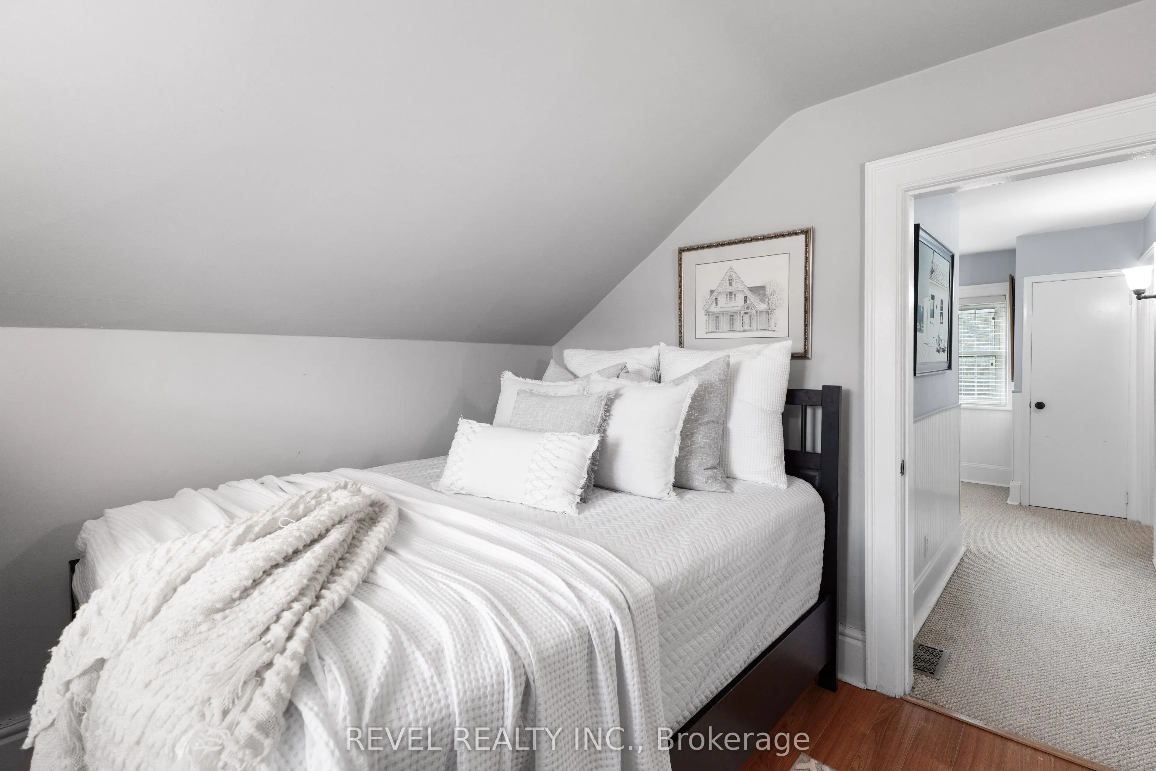 35 Glenelg Street E