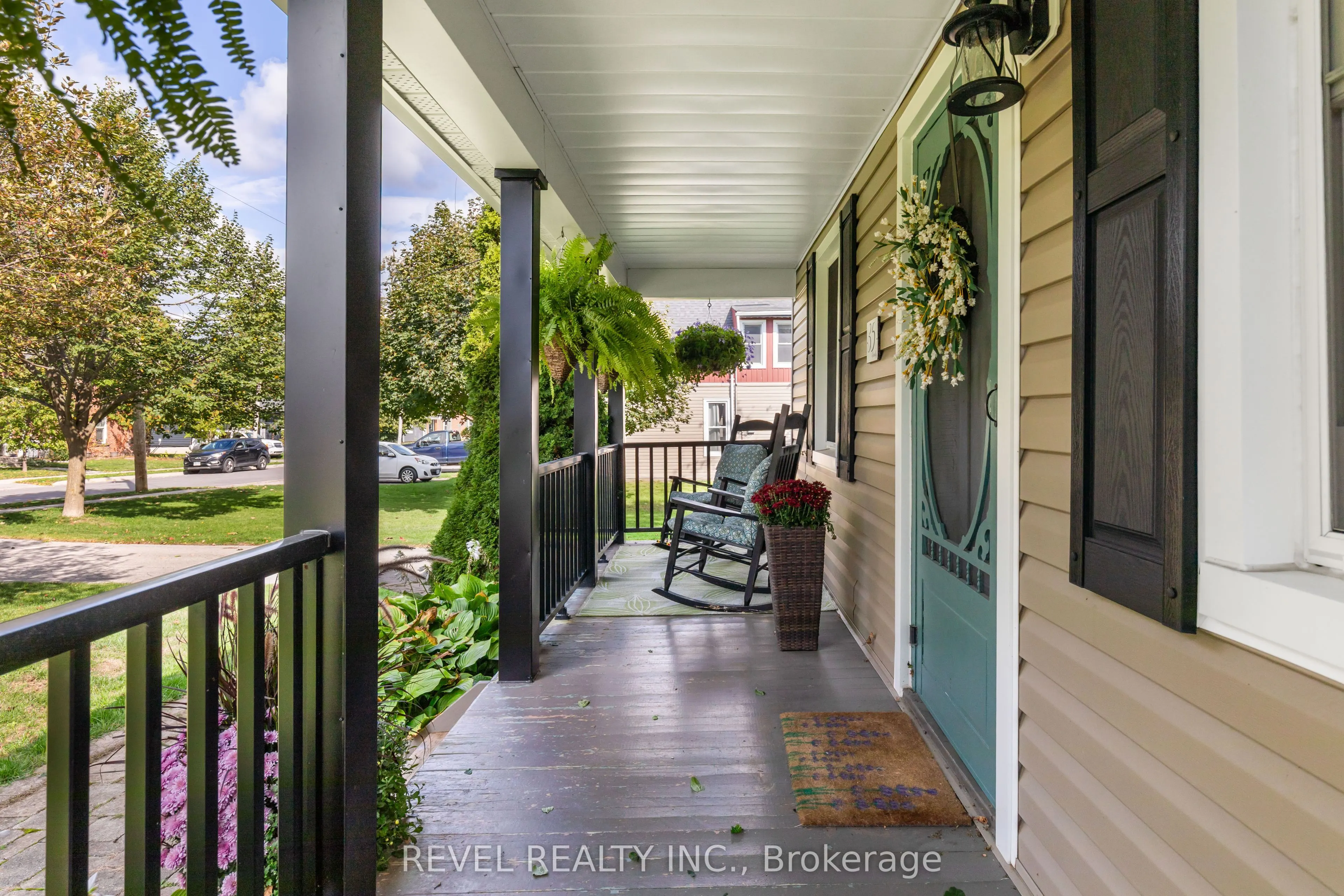35 Glenelg Street E