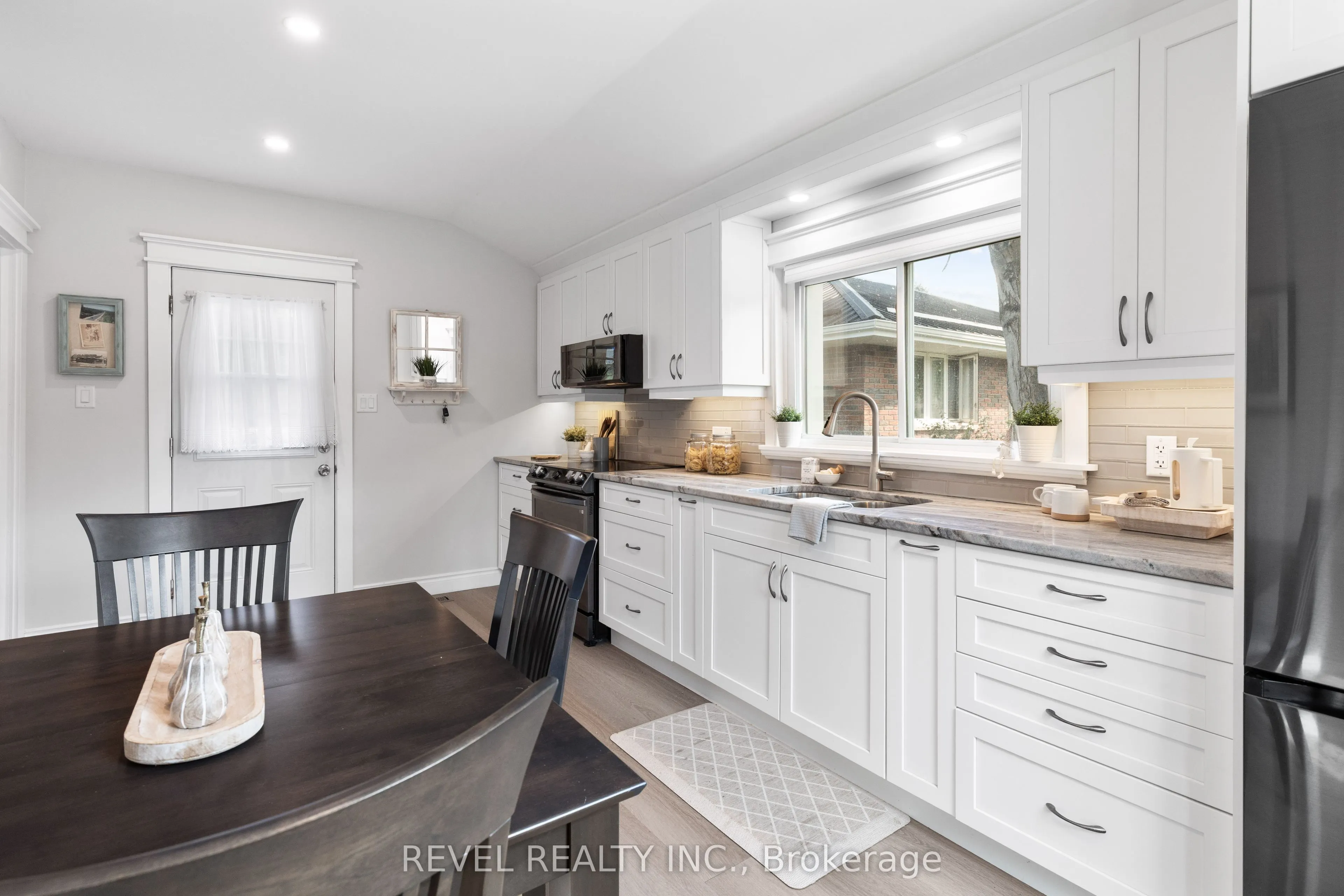 35 Glenelg Street E