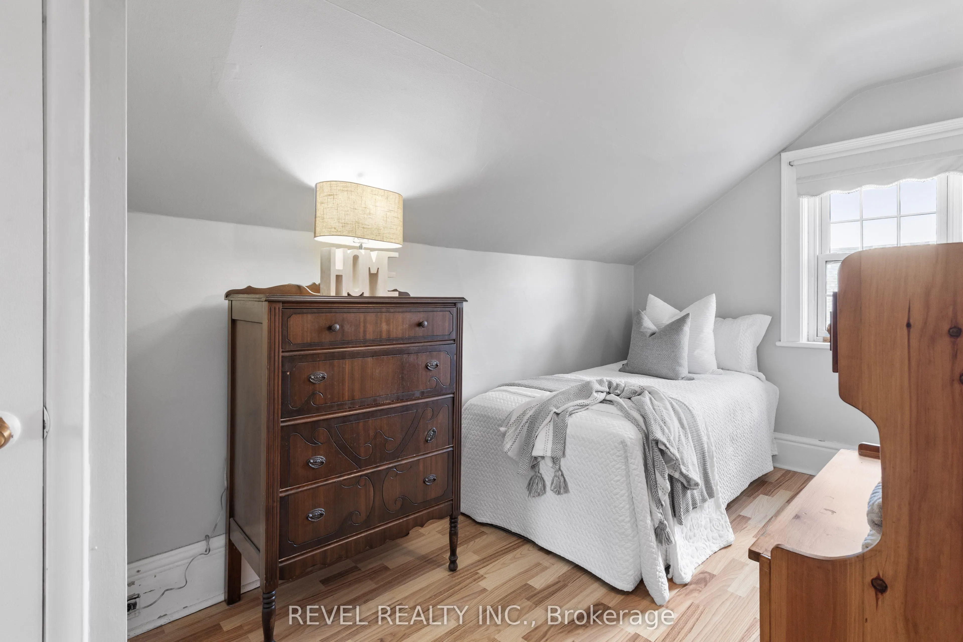35 Glenelg Street E