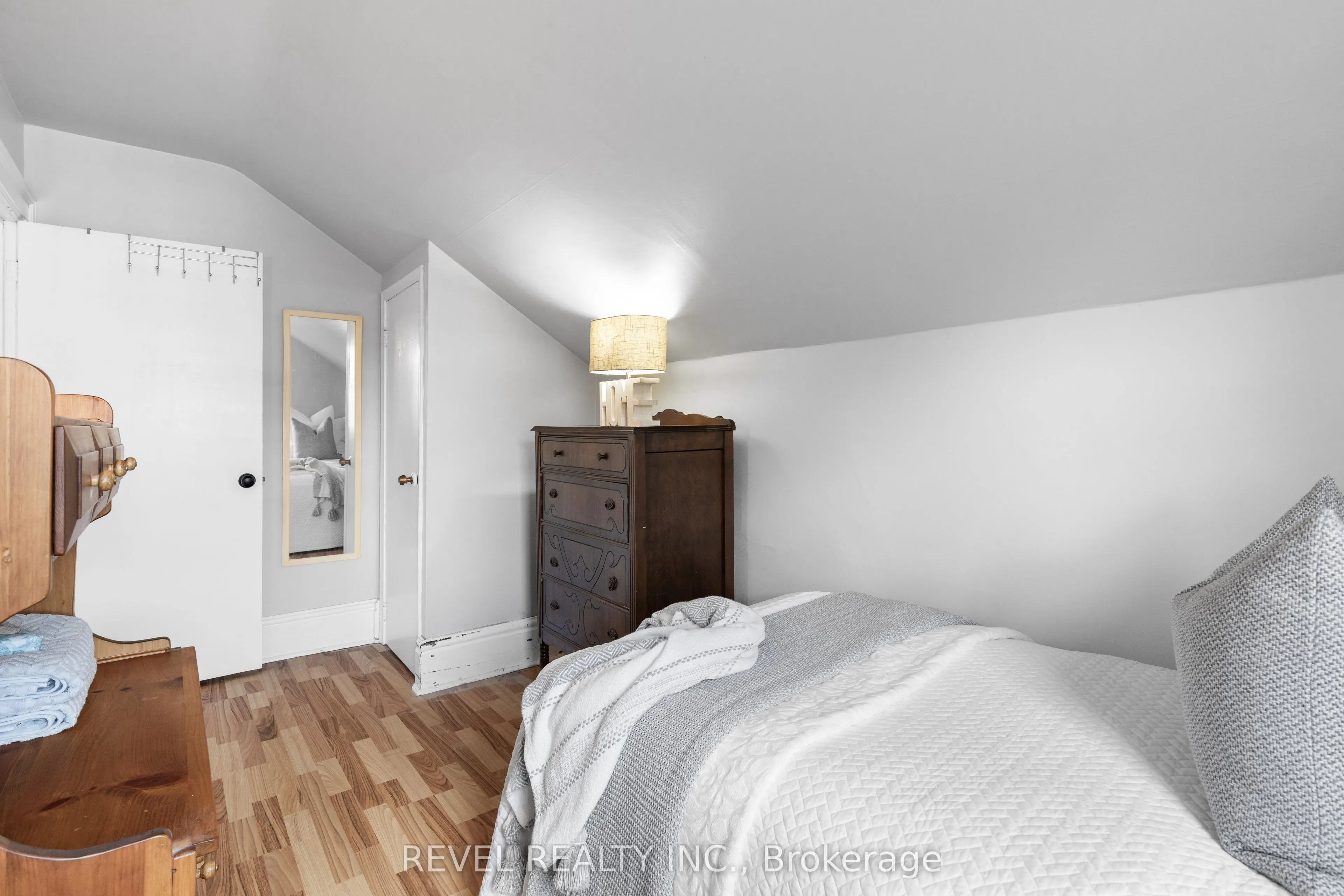 35 Glenelg Street E