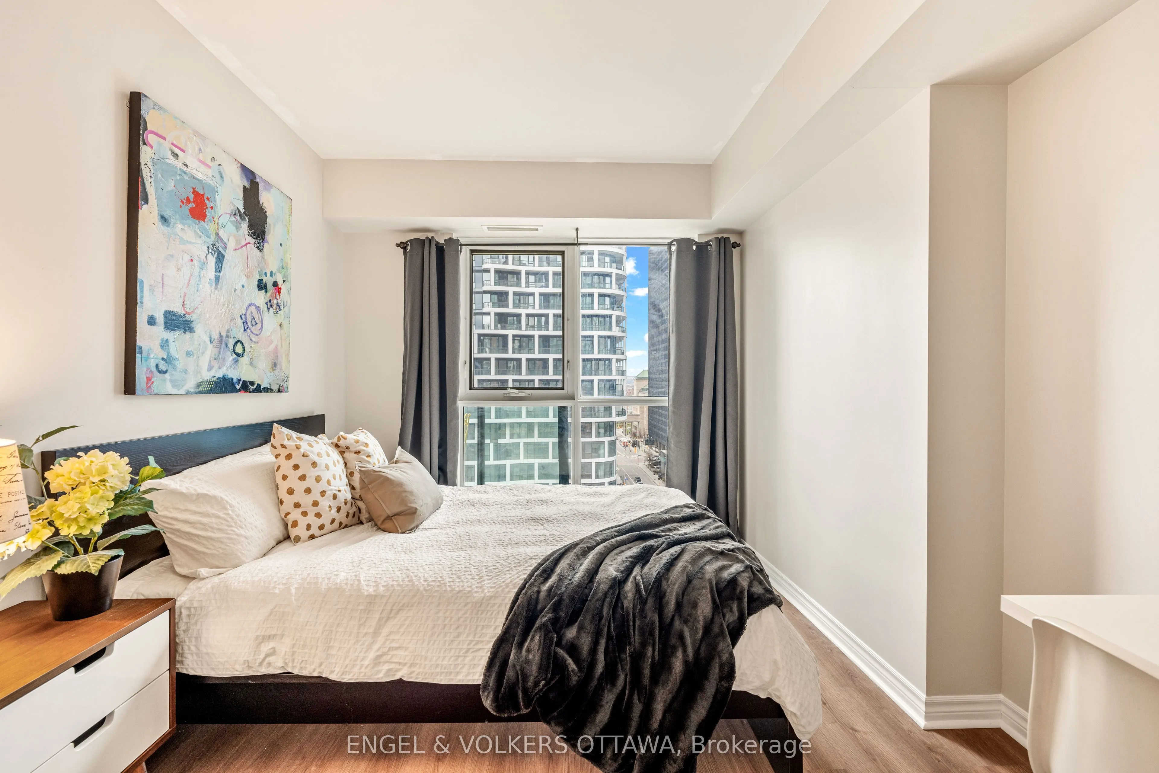 445 Laurier Avenue W, #1403