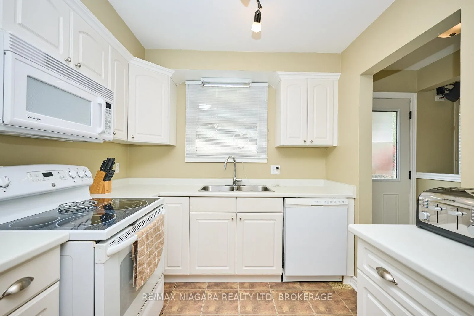 23 Huntley Crescent
