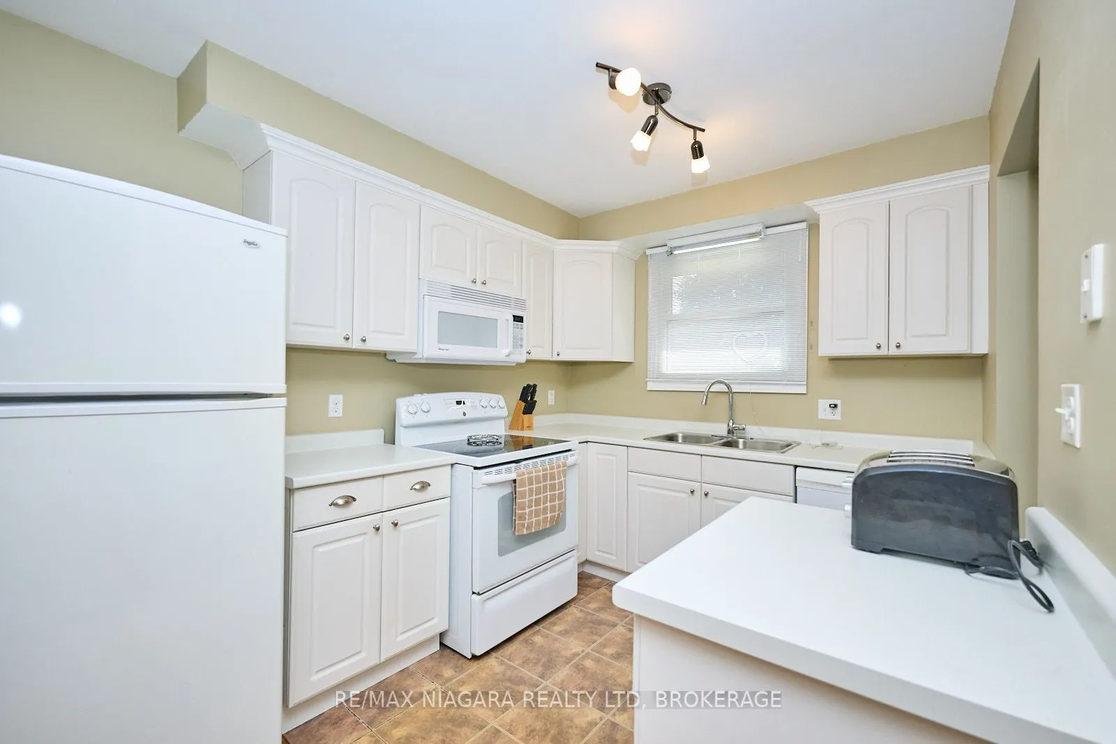 23 Huntley Crescent