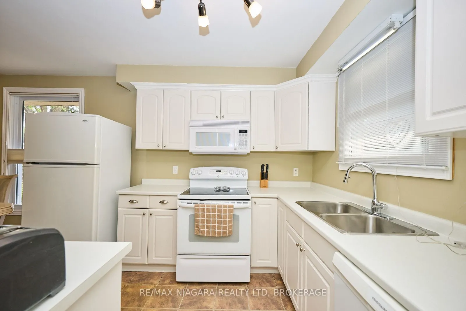 23 Huntley Crescent
