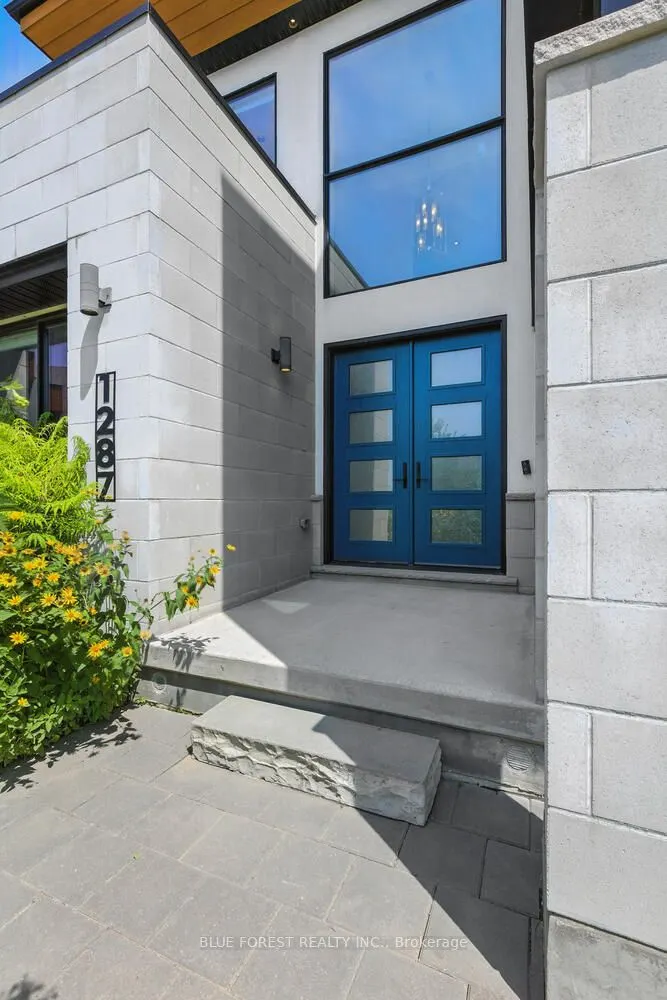 1287 Dyer Crescent