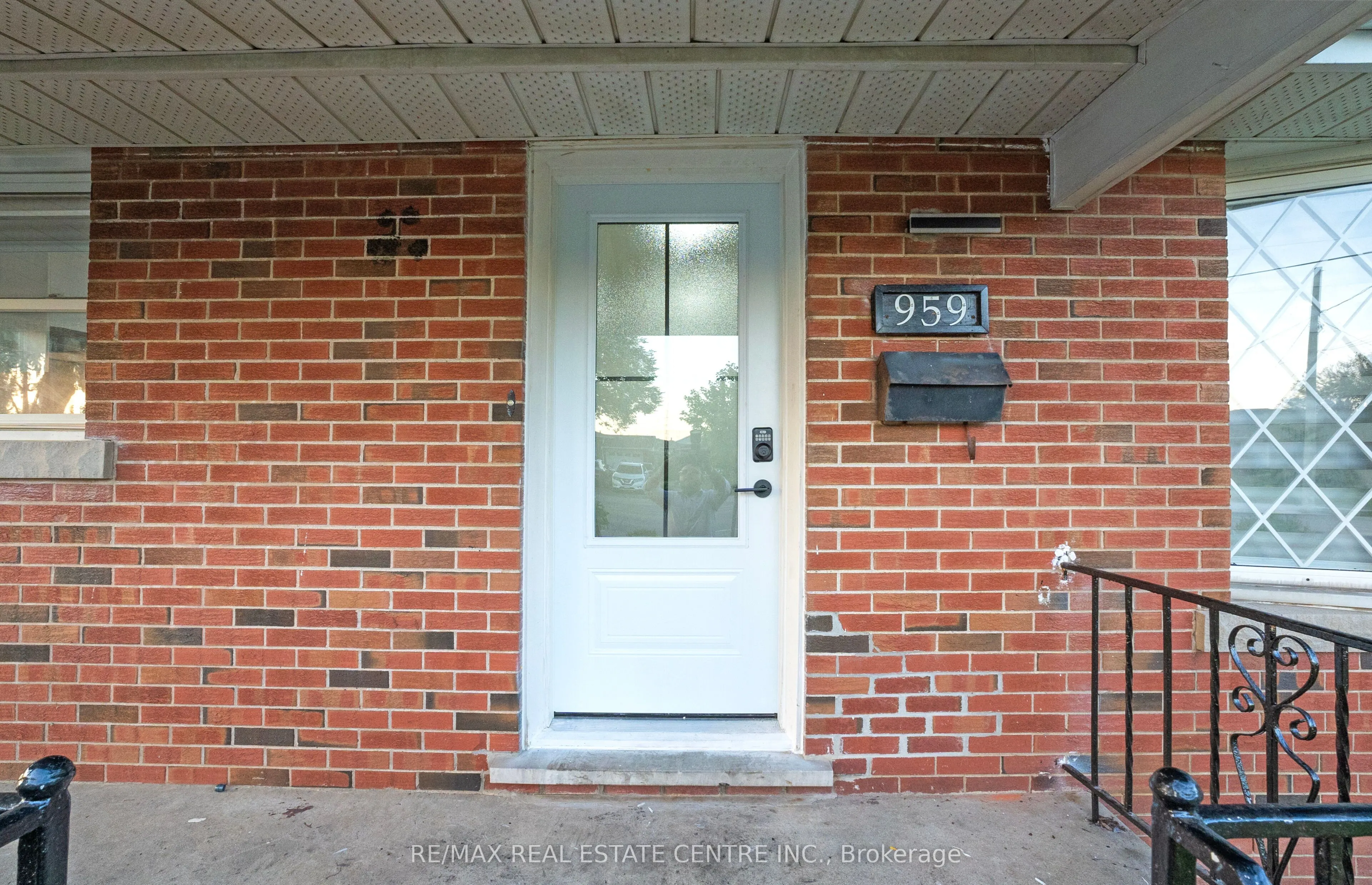959 Mohawk Road E