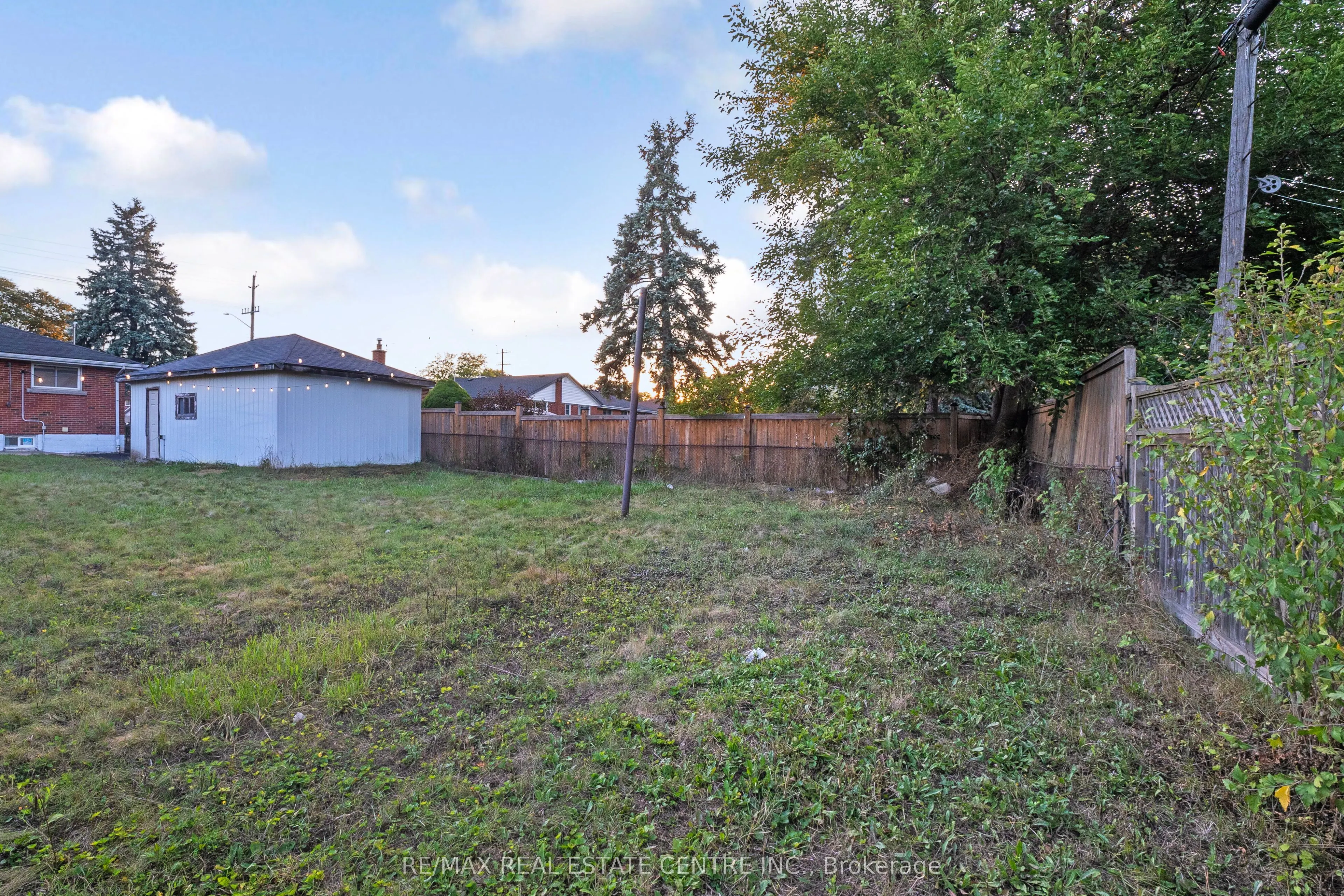 959 Mohawk Road E