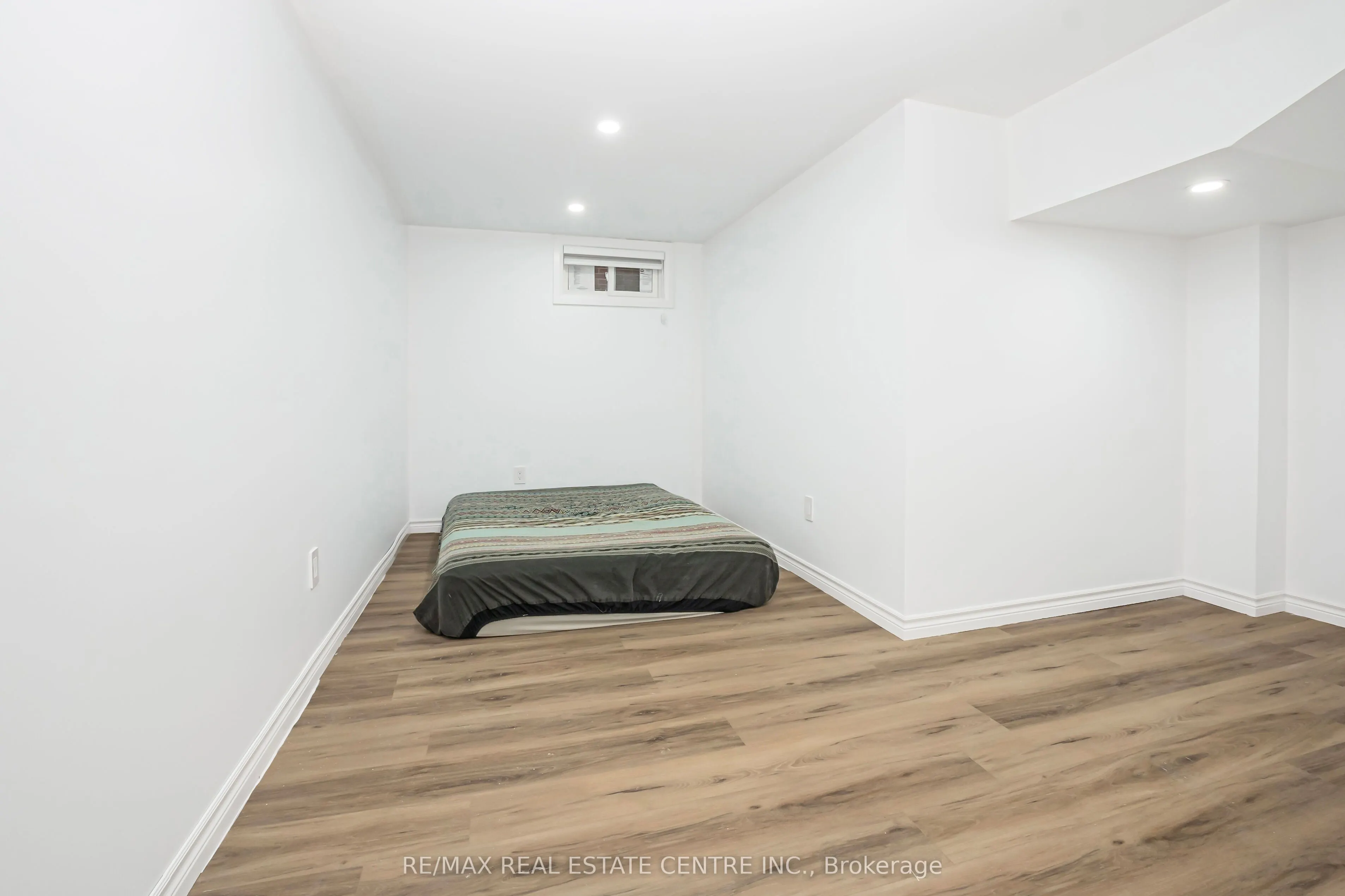 959 Mohawk Road E
