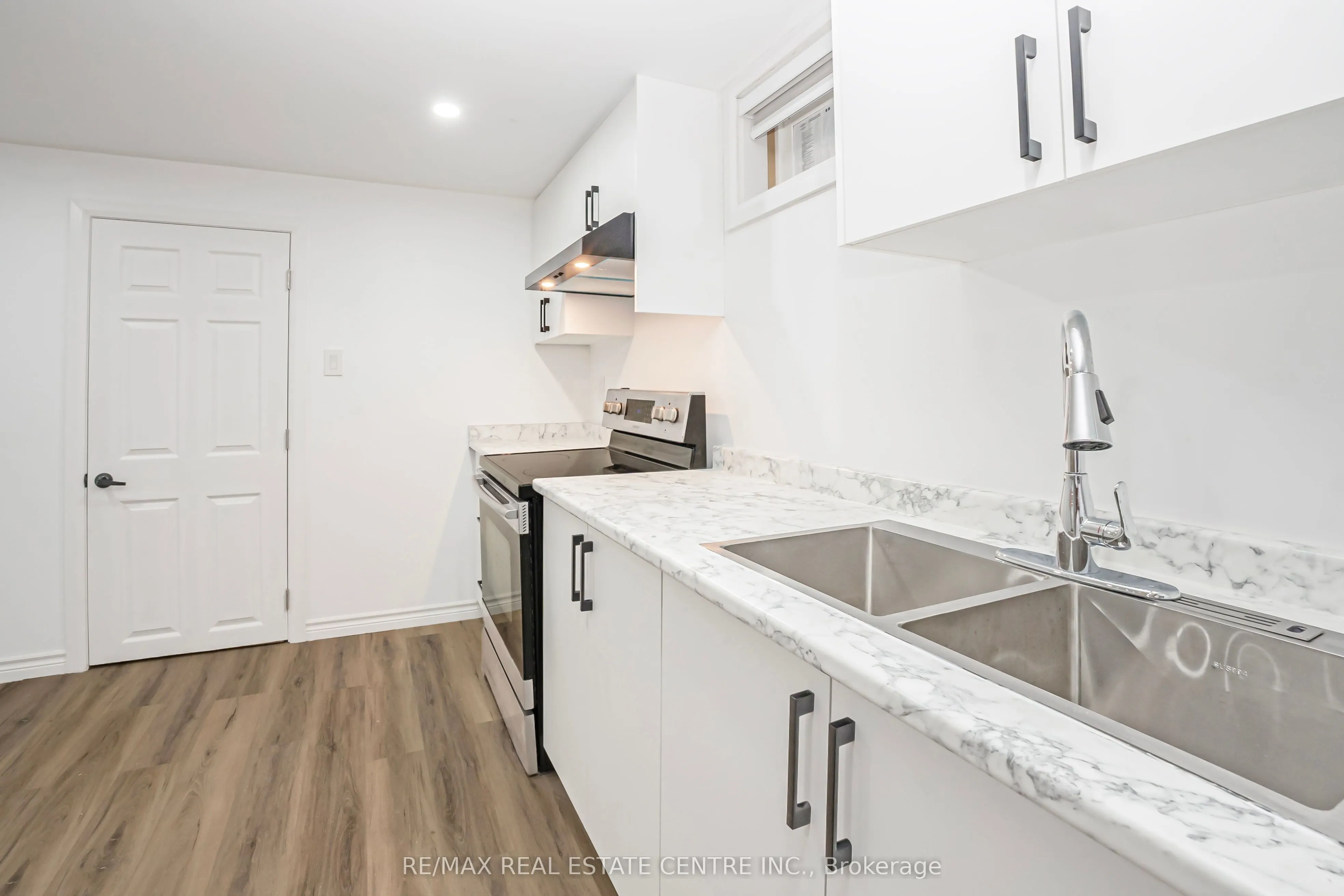 959 Mohawk Road E